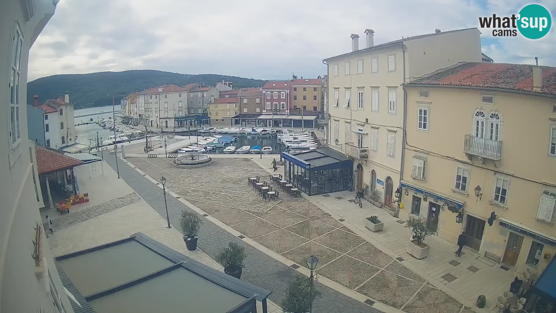 Web kamera Grad Cres – glavni trg i “mandrač” – otok Cres