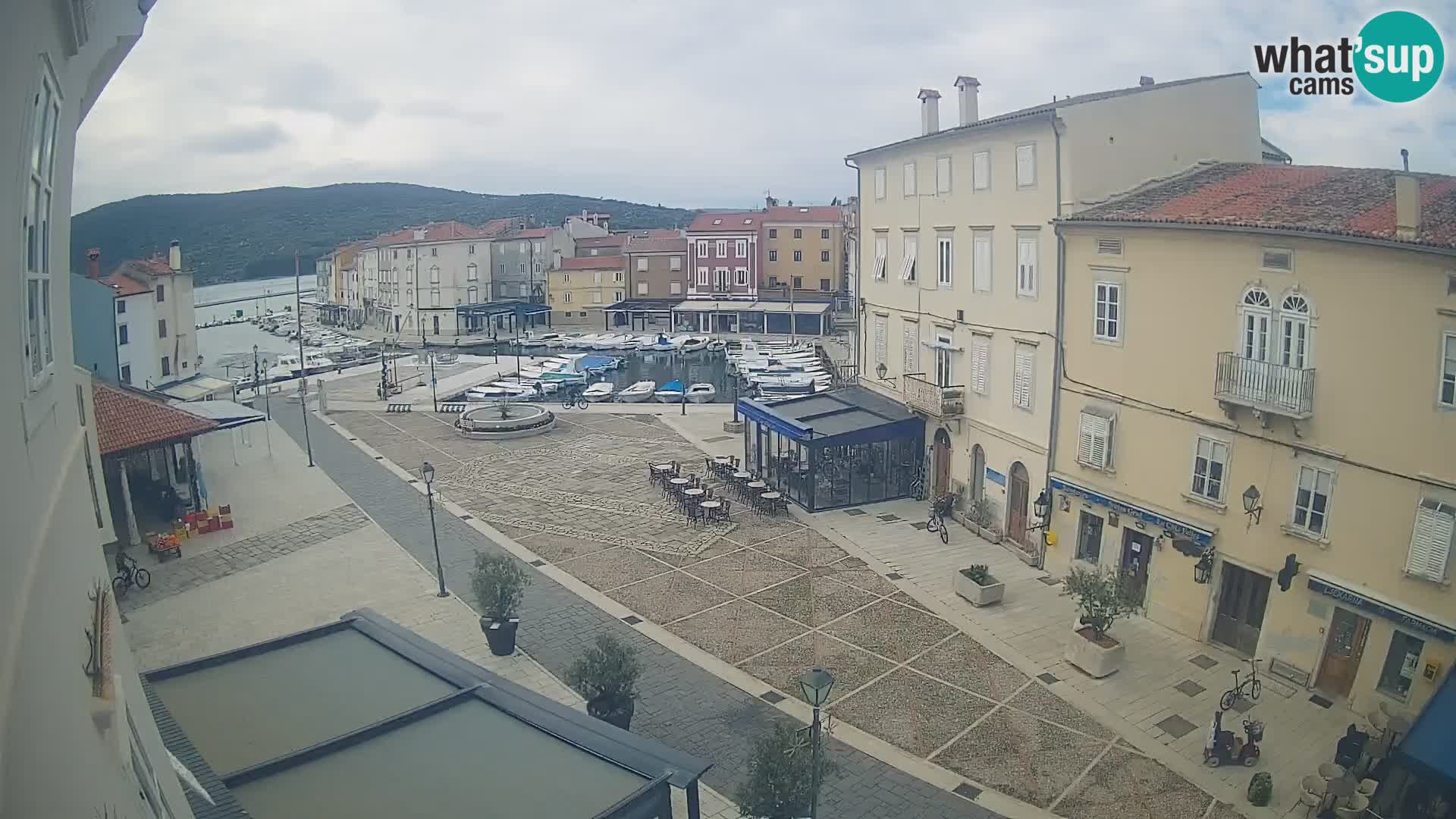 Web kamera Grad Cres – glavni trg i “mandrač” – otok Cres