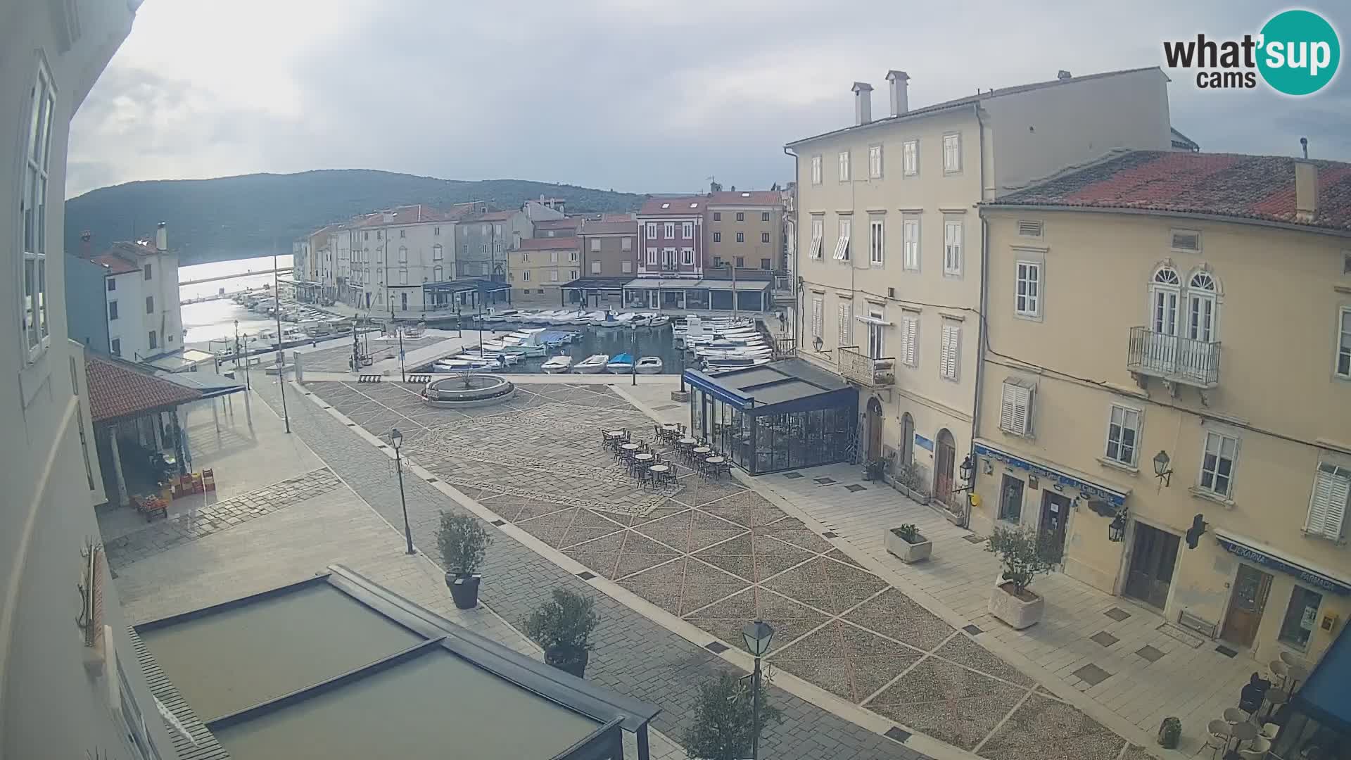 Web kamera Grad Cres – glavni trg i “mandrač” – otok Cres