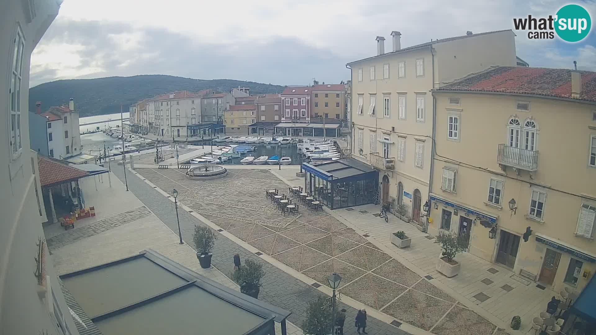 Web kamera Grad Cres – glavni trg i “mandrač” – otok Cres