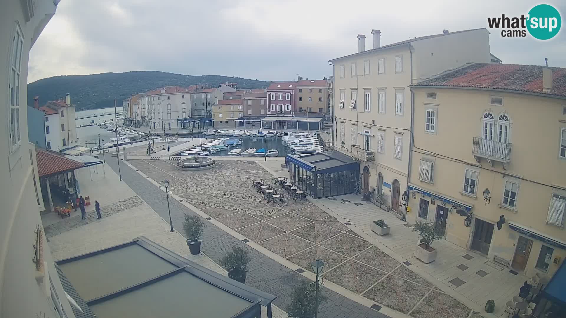 Web kamera Grad Cres – glavni trg i “mandrač” – otok Cres