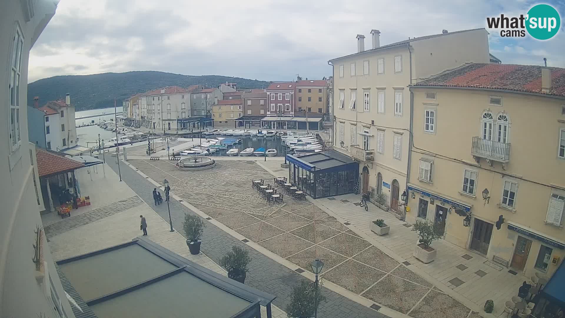 V ŽIVO spletna kamera Cres mesto – glavni trg in “mandrač” – otok Cres – Hrvaška