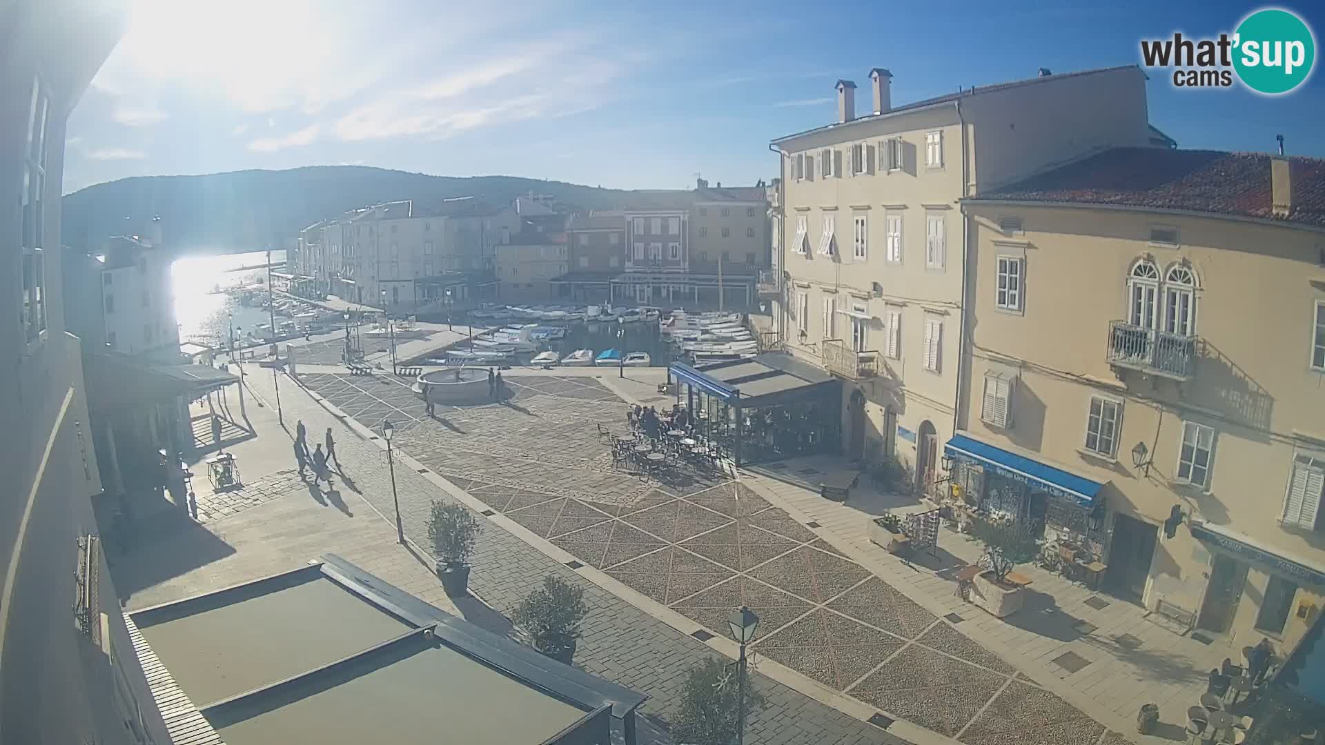 Kamera v ŽIVO Cres mesto – glavni trg in “mandrač” – otok Cres – Hrvaška