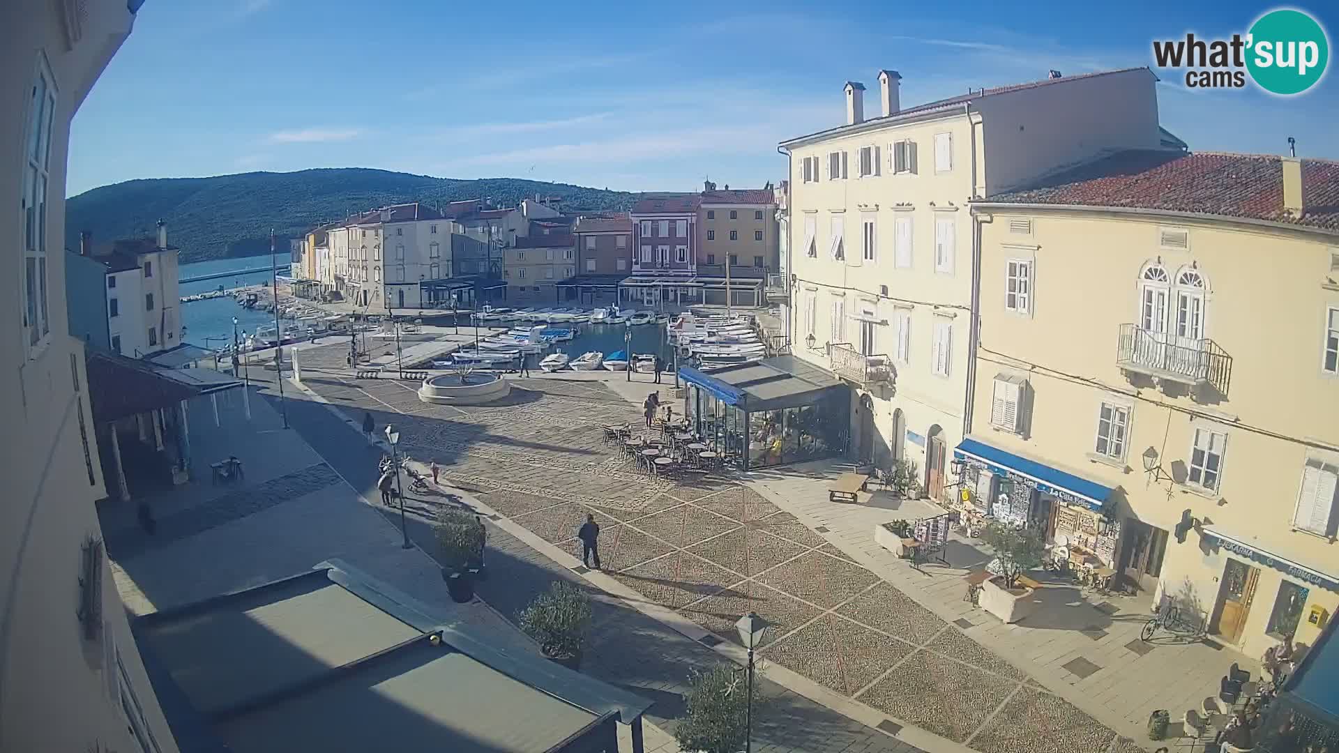 Kamera v ŽIVO Cres mesto – glavni trg in “mandrač” – otok Cres – Hrvaška