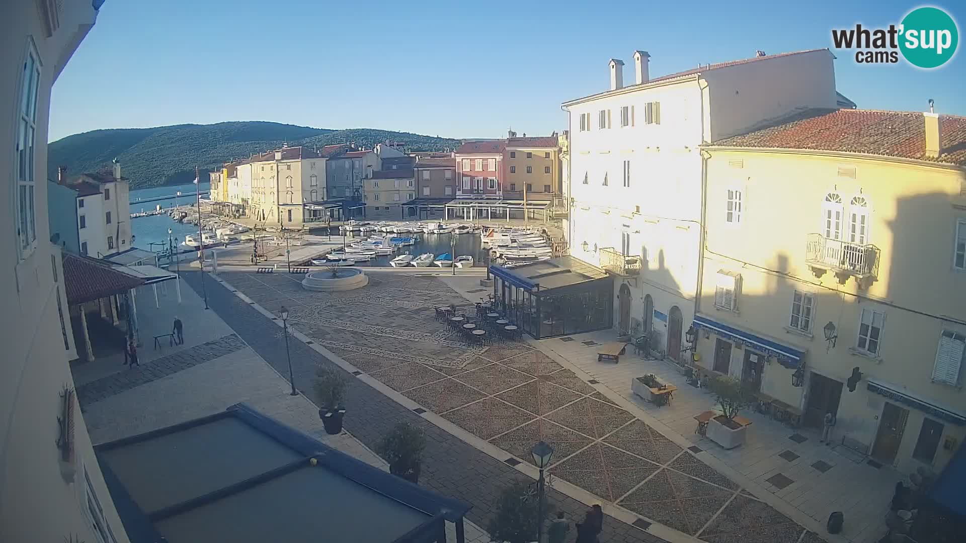 Kamera v ŽIVO Cres mesto – glavni trg in “mandrač” – otok Cres – Hrvaška