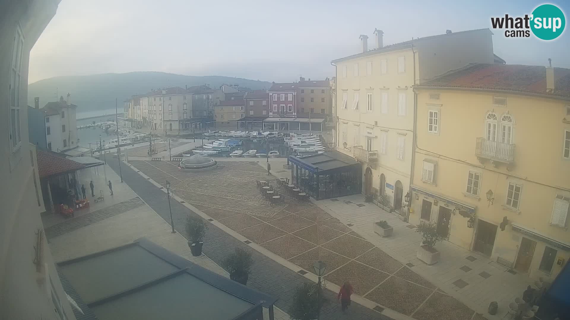 V ŽIVO spletna kamera Cres mesto – glavni trg in “mandrač” – otok Cres – Hrvaška