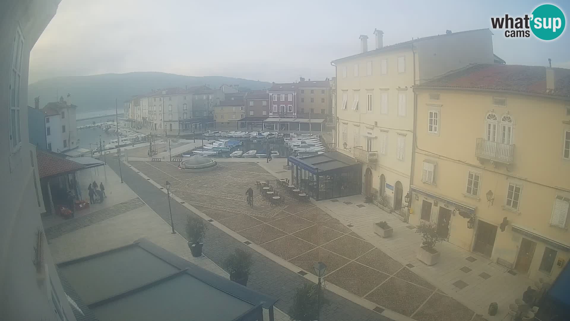 V ŽIVO spletna kamera Cres mesto – glavni trg in “mandrač” – otok Cres – Hrvaška