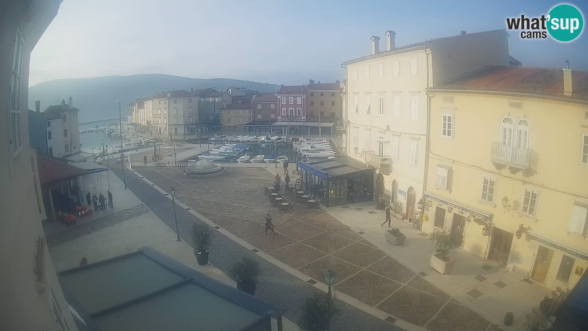 V ŽIVO spletna kamera Cres mesto – glavni trg in “mandrač” – otok Cres – Hrvaška