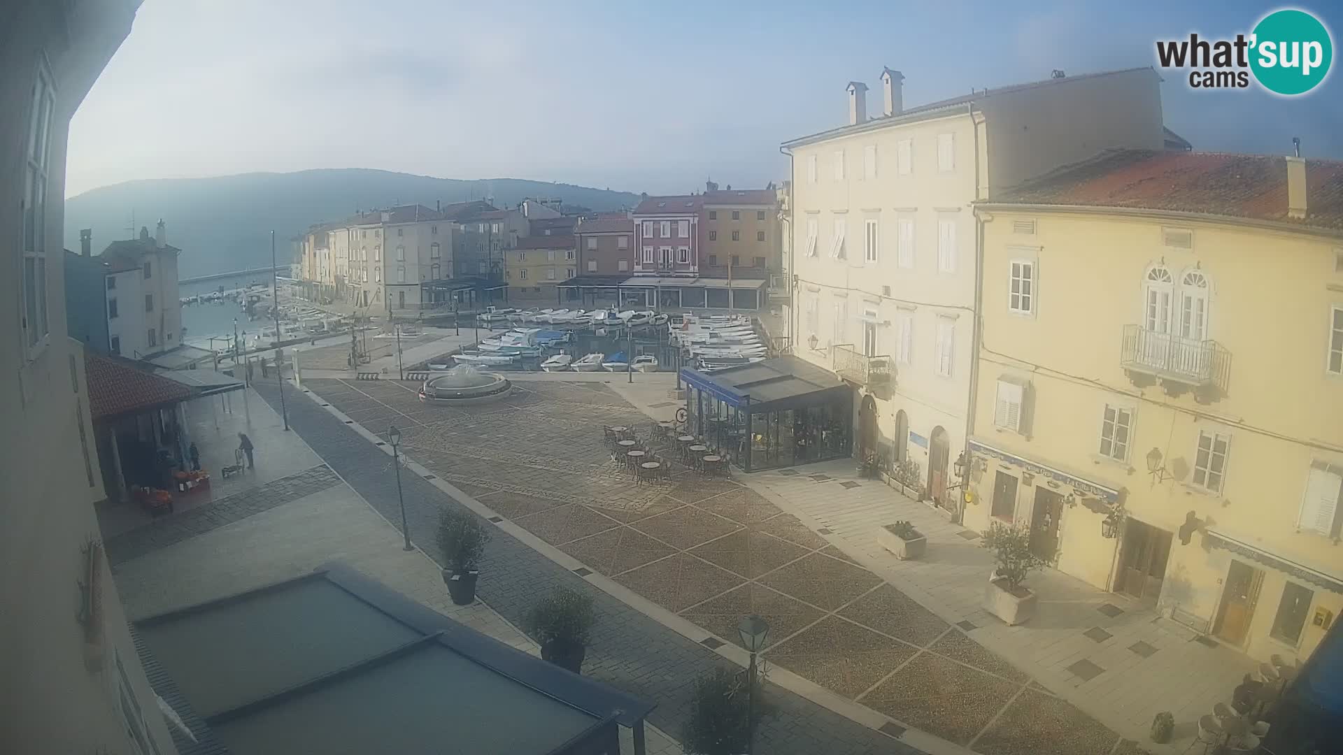 V ŽIVO spletna kamera Cres mesto – glavni trg in “mandrač” – otok Cres – Hrvaška