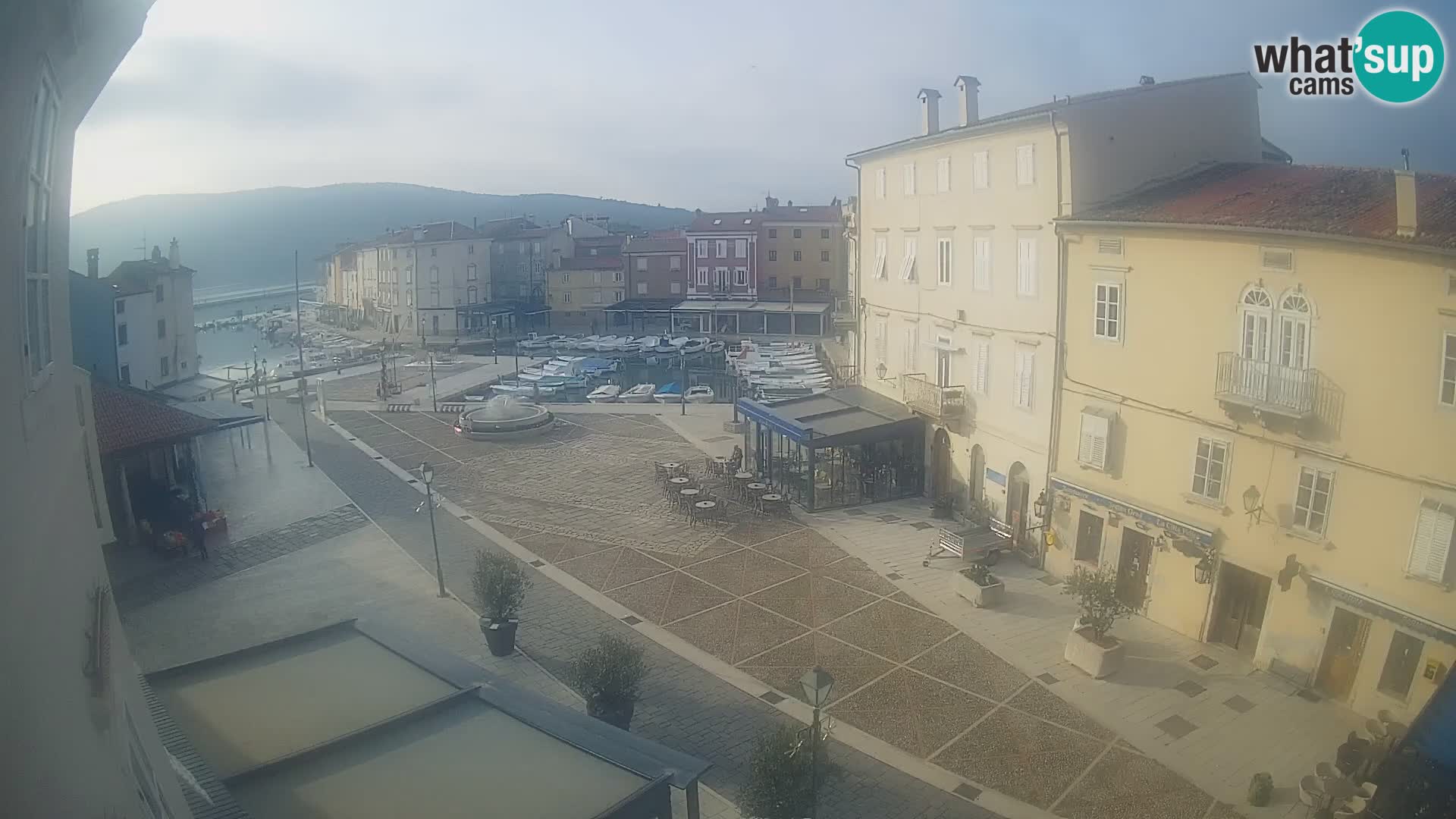 V ŽIVO spletna kamera Cres mesto – glavni trg in “mandrač” – otok Cres – Hrvaška