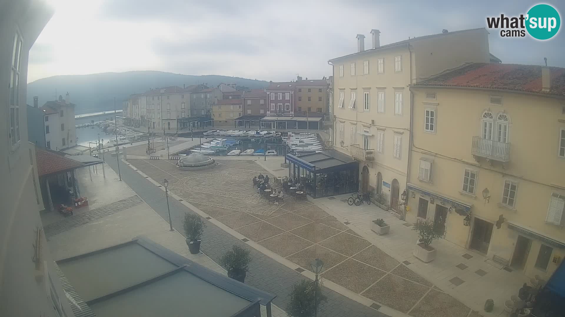 Web kamera Grad Cres – glavni trg i “mandrač” – otok Cres