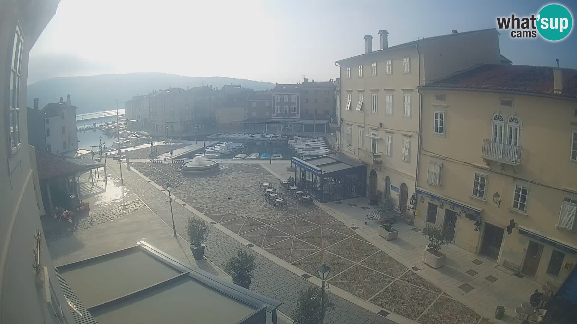 LIVE cam Cres città – piazza principale e “mandrač” – isola di Cherso – Croazia