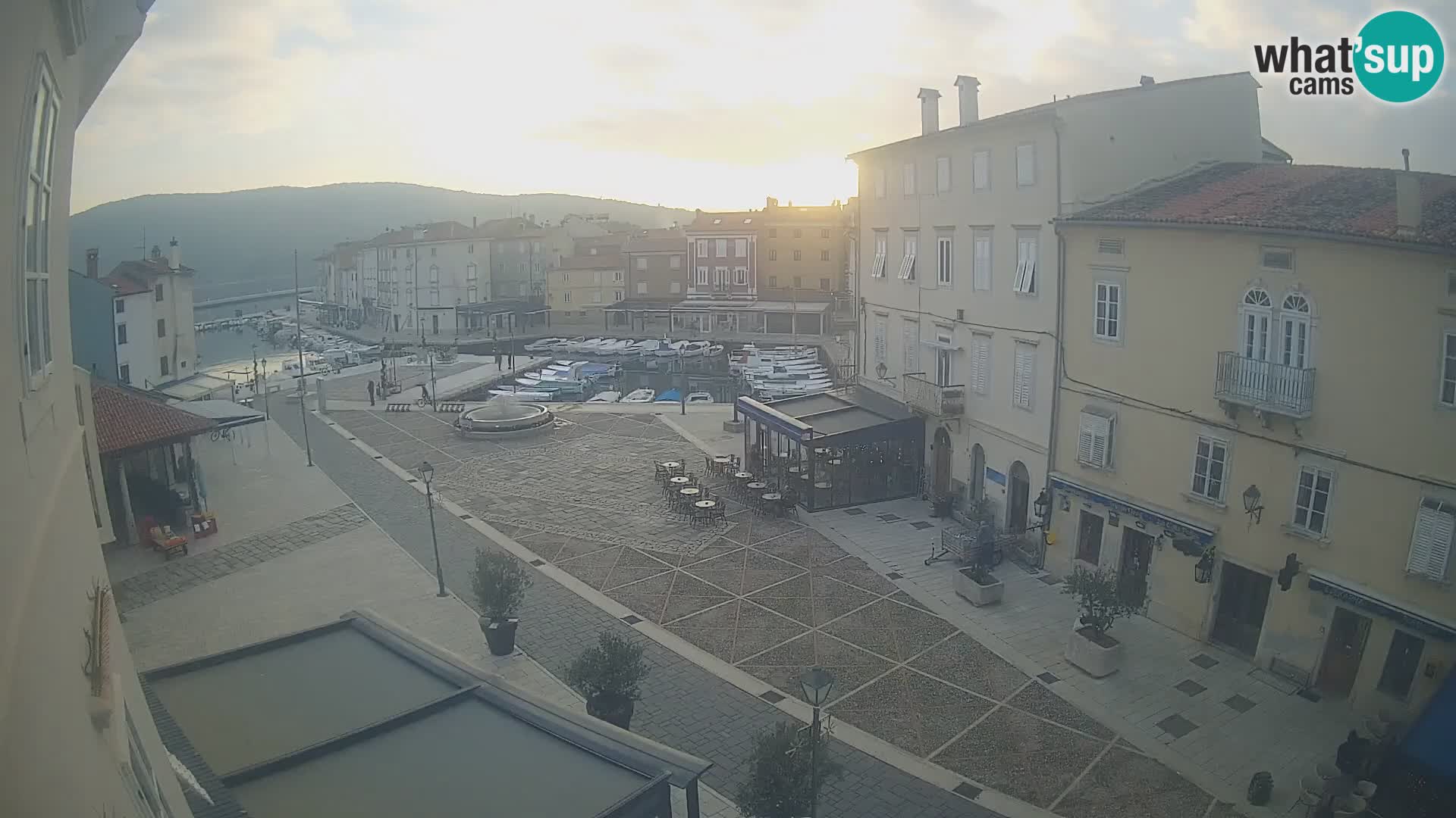 LIVE cam Cres città – piazza principale e “mandrač” – isola di Cherso – Croazia