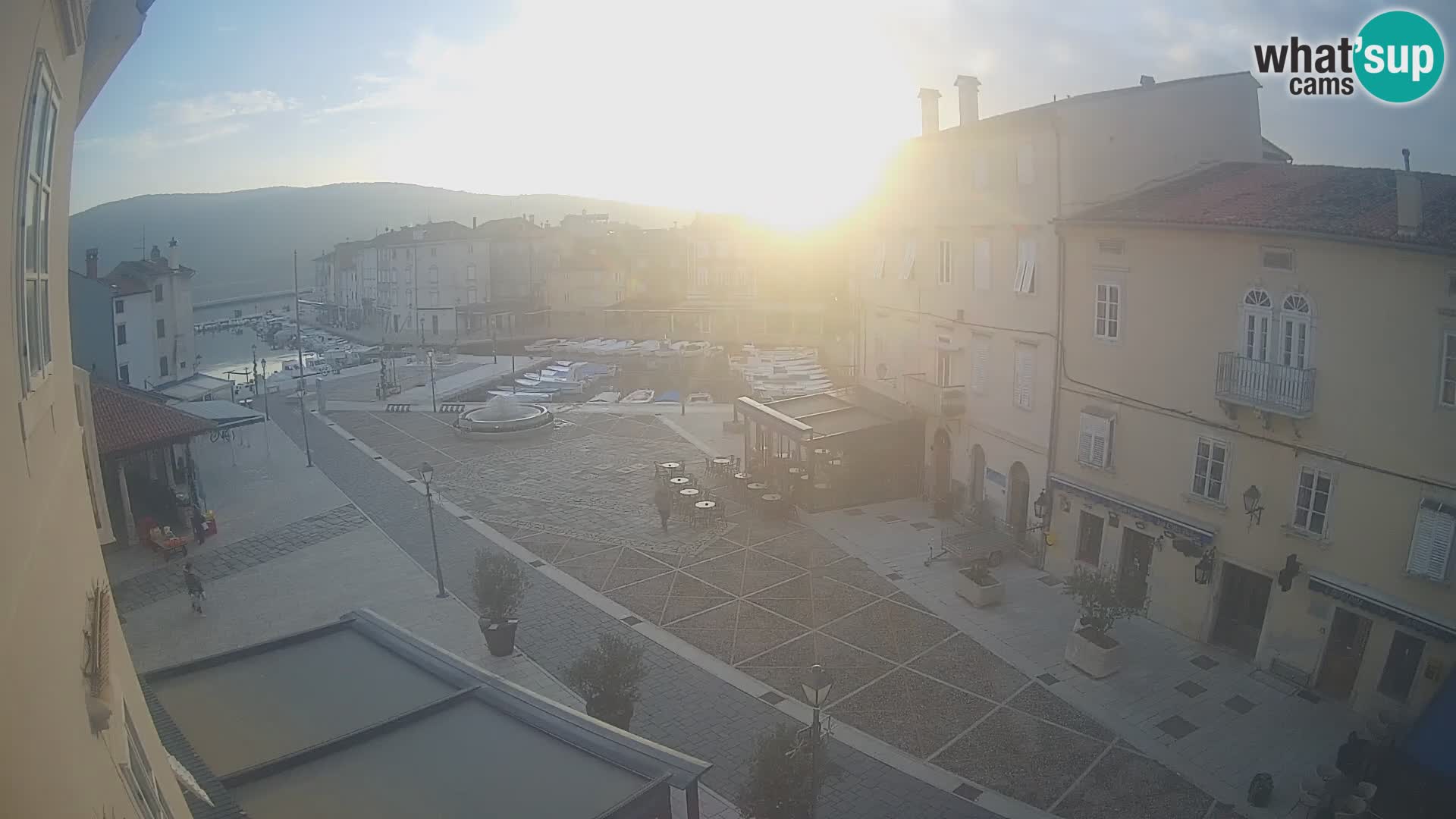 V ŽIVO spletna kamera Cres mesto – glavni trg in “mandrač” – otok Cres – Hrvaška