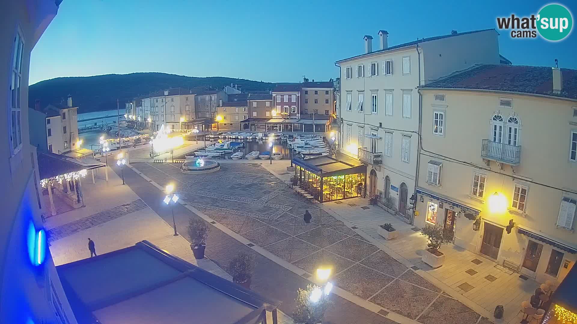 Cámara en vivo ciudad de Cres – plaza principal y “mandrač” – isla de Cres – Croacia