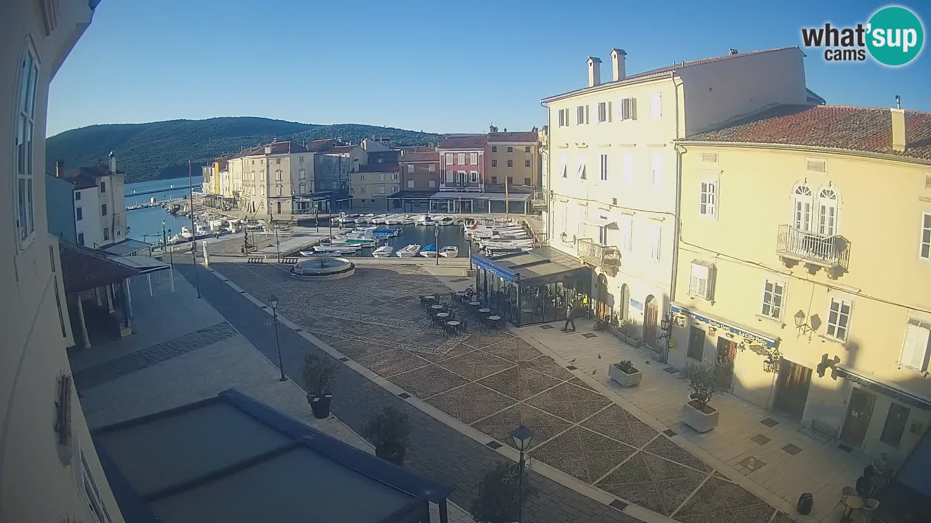 Kamera v ŽIVO Cres mesto – glavni trg in “mandrač” – otok Cres – Hrvaška