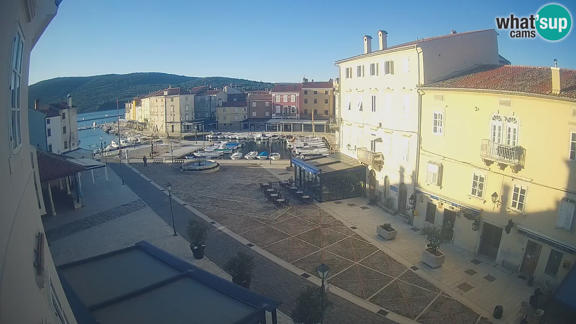 Cámara en vivo ciudad de Cres – plaza principal y “mandrač” – isla de Cres – Croacia