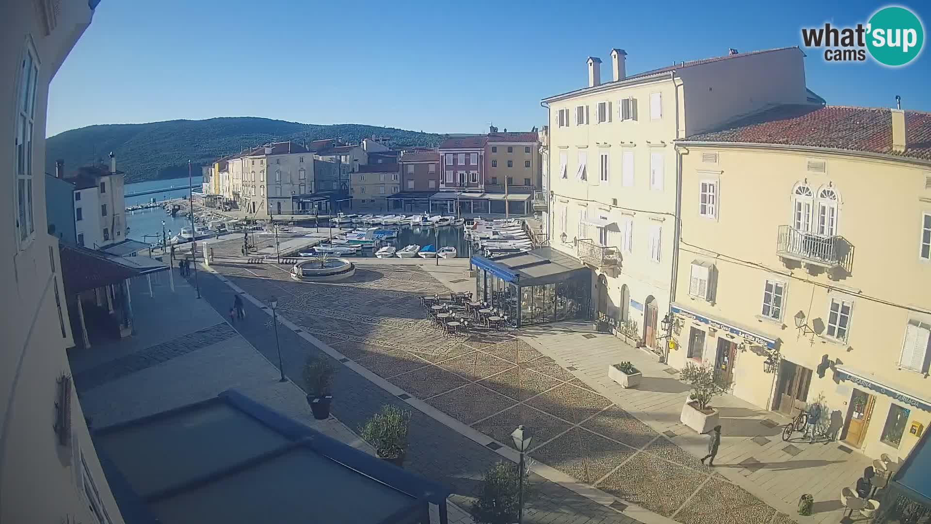 V ŽIVO spletna kamera Cres mesto – glavni trg in “mandrač” – otok Cres – Hrvaška