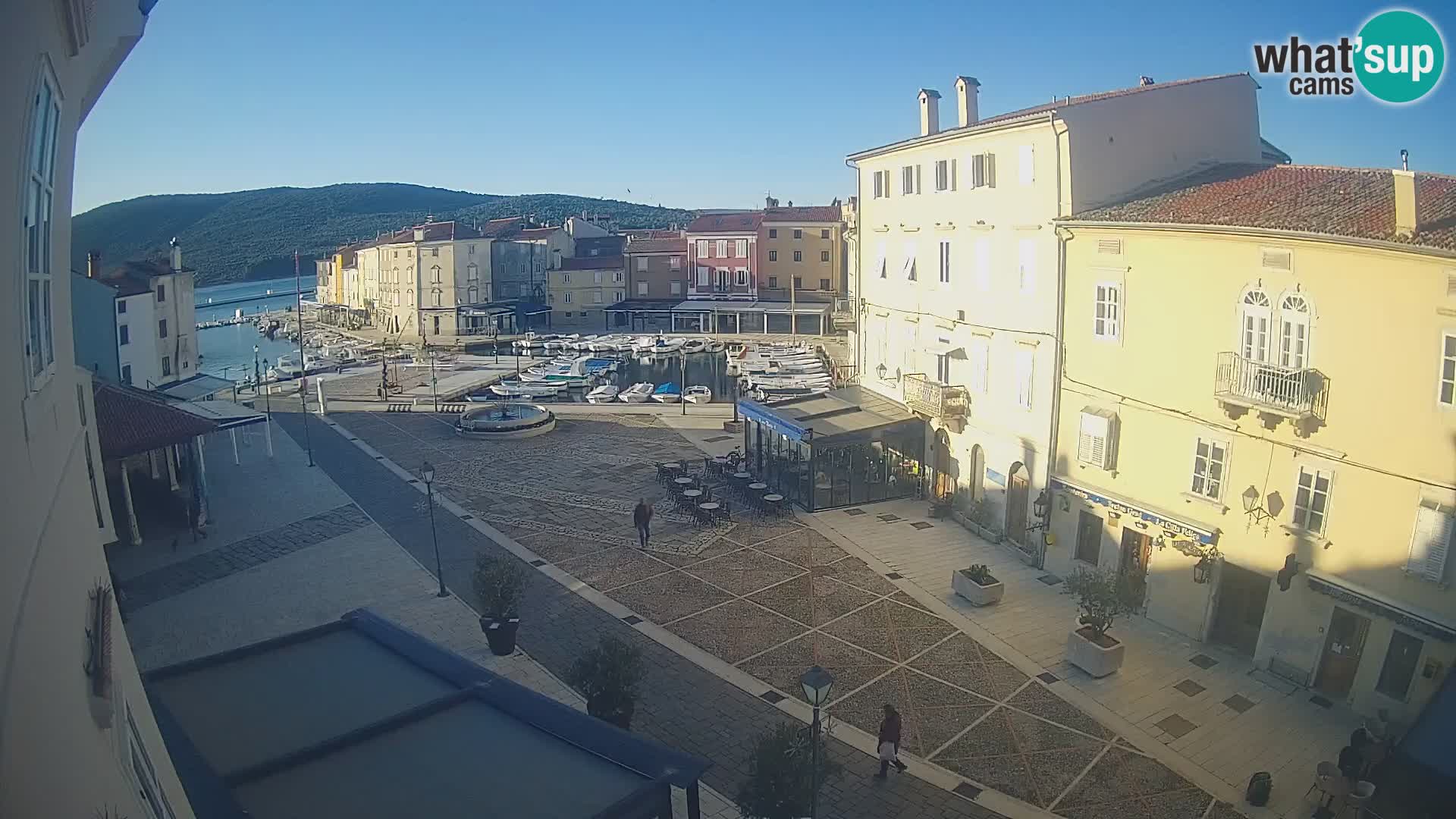 LIVE cam Cres city – place principale et “mandrač” – île de Cres – Croatie