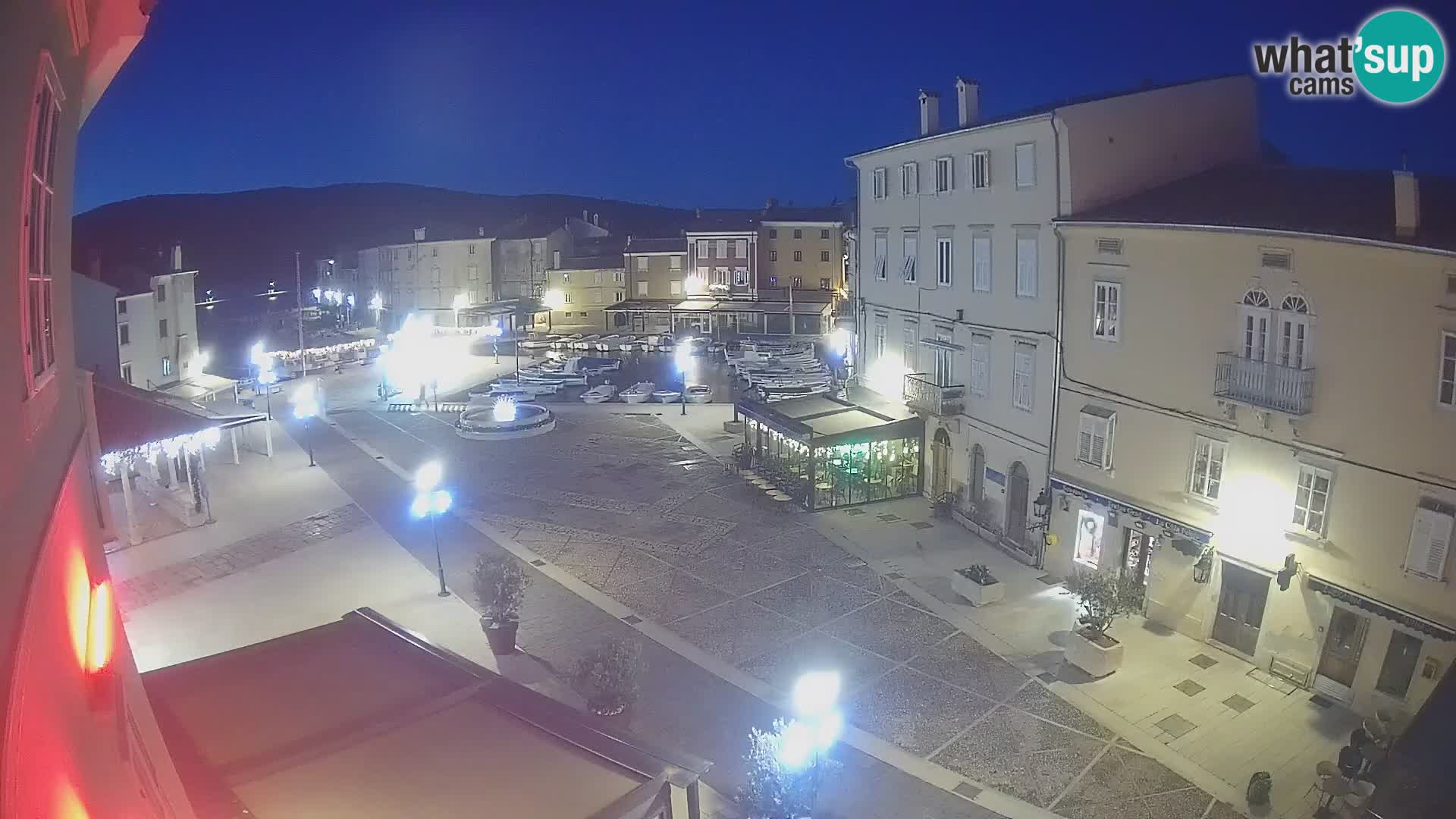 V ŽIVO spletna kamera Cres mesto – glavni trg in “mandrač” – otok Cres – Hrvaška