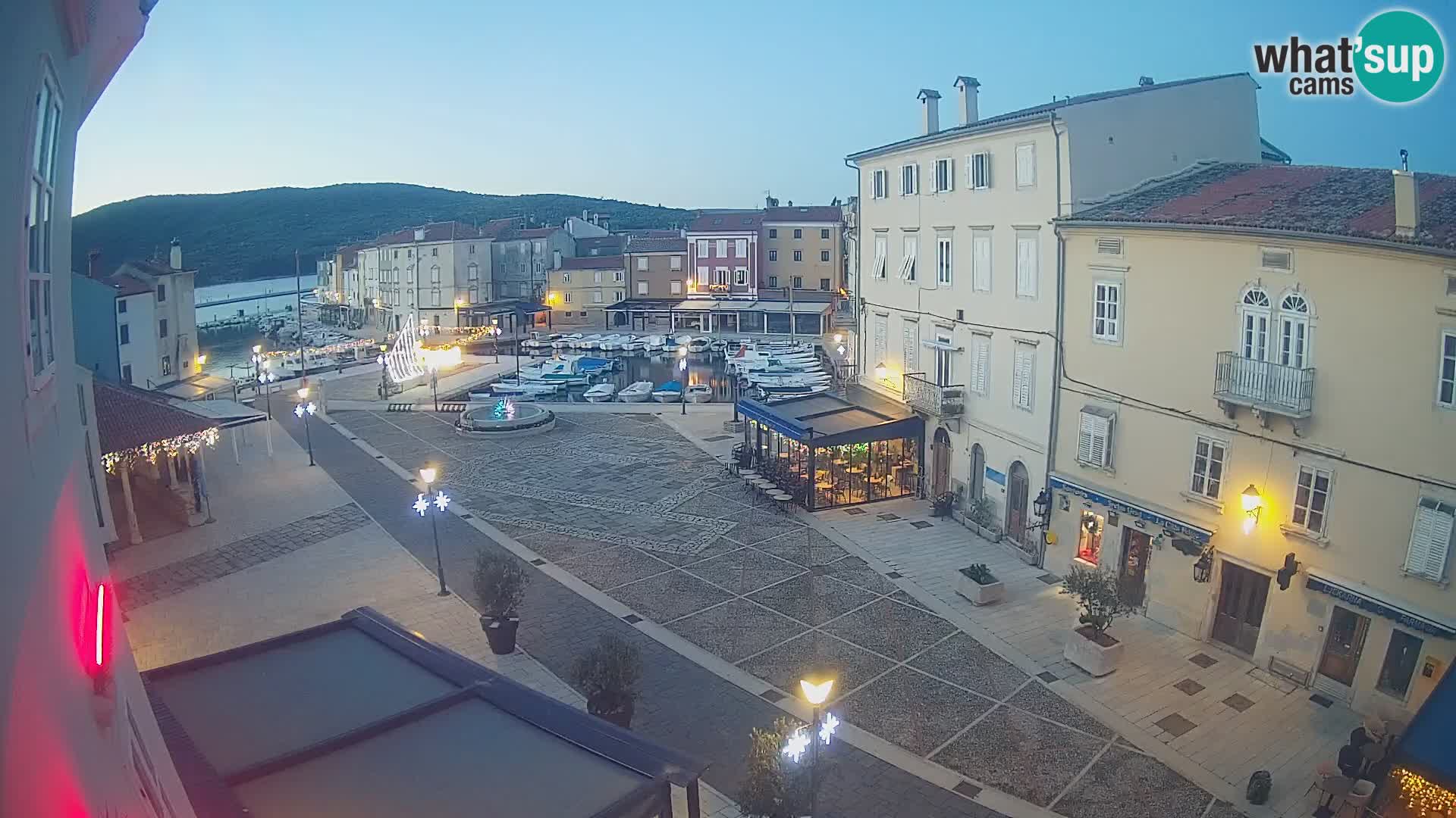 LIVE cam Cres city – place principale et “mandrač” – île de Cres – Croatie