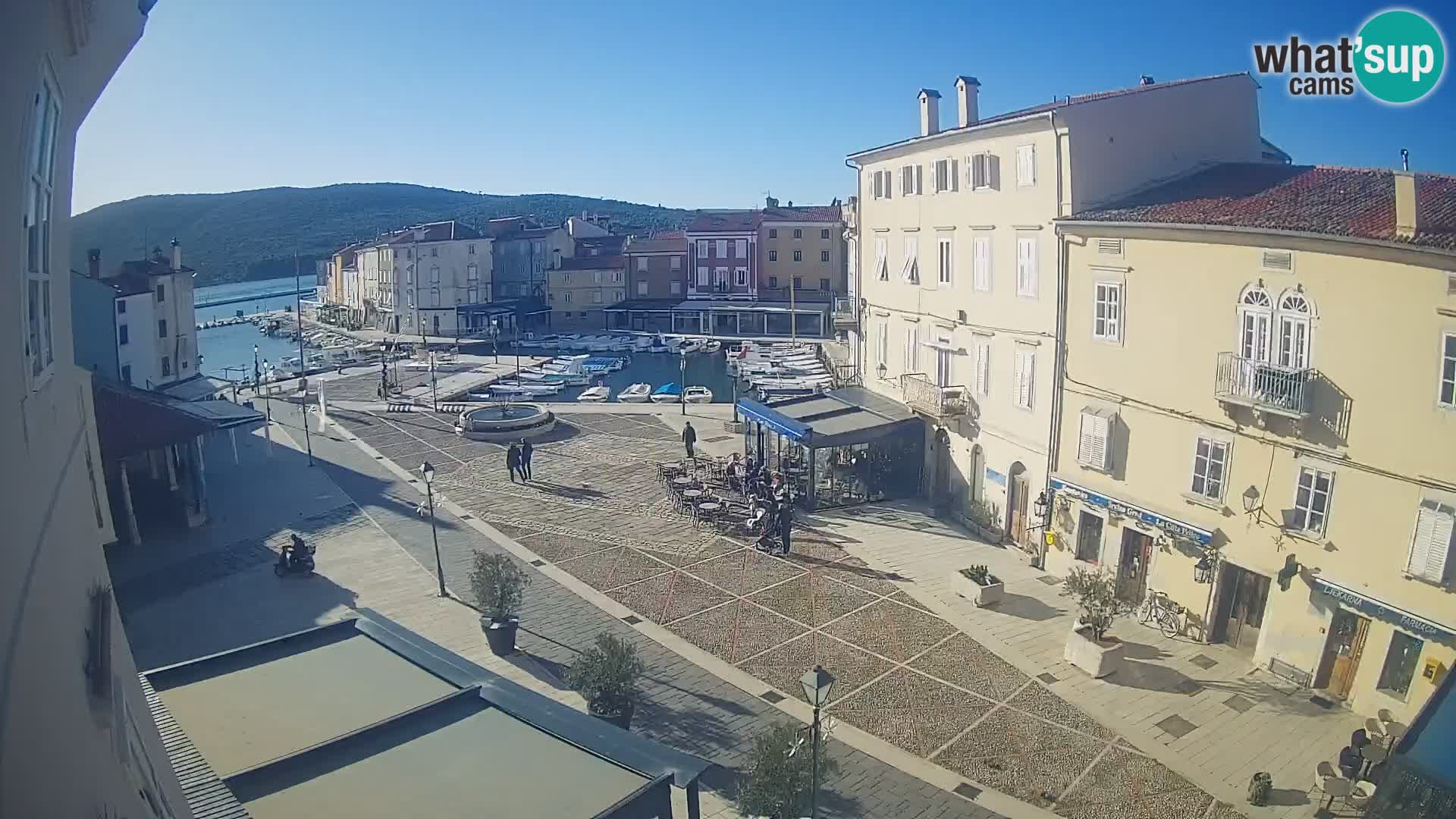 V ŽIVO spletna kamera Cres mesto – glavni trg in “mandrač” – otok Cres – Hrvaška