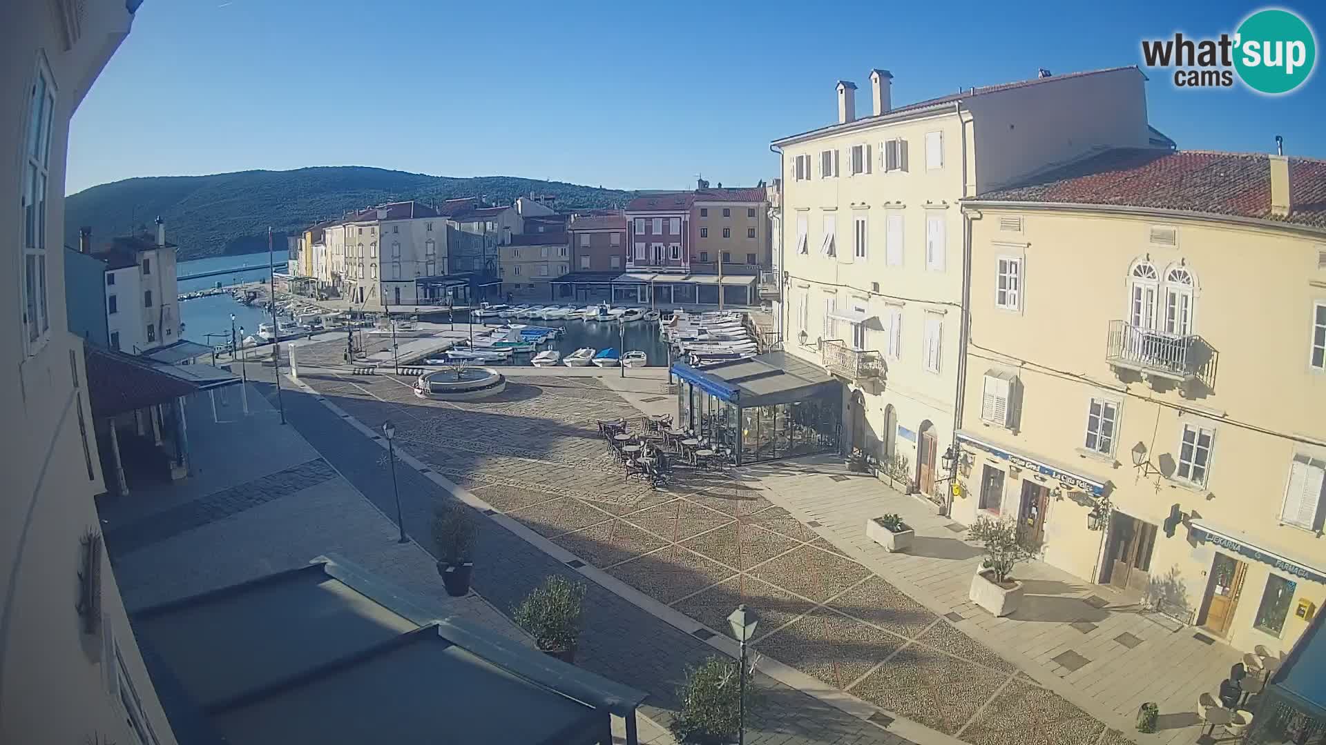 Web kamera Grad Cres – glavni trg i “mandrač” – otok Cres