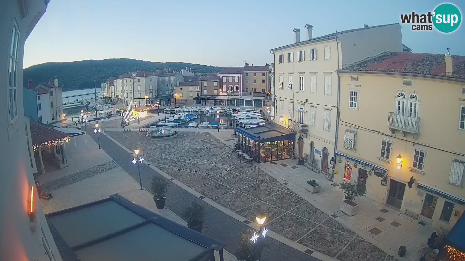 LIVE cam Cres city – place principale et “mandrač” – île de Cres – Croatie