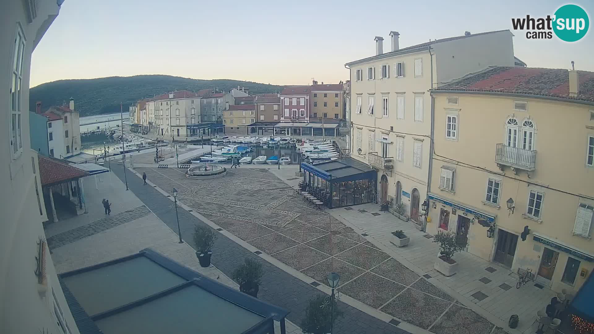 LIVE cam Cres city – place principale et “mandrač” – île de Cres – Croatie