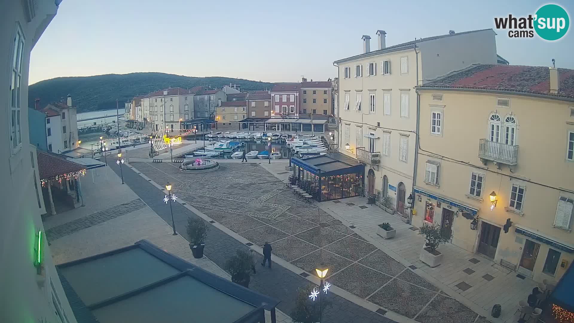 V ŽIVO spletna kamera Cres mesto – glavni trg in “mandrač” – otok Cres – Hrvaška