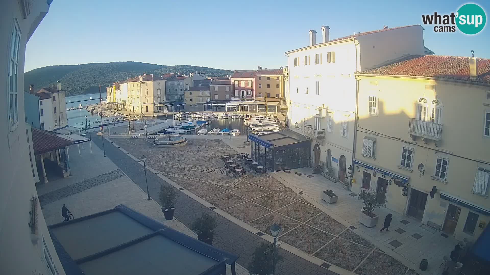 V ŽIVO spletna kamera Cres mesto – glavni trg in “mandrač” – otok Cres – Hrvaška