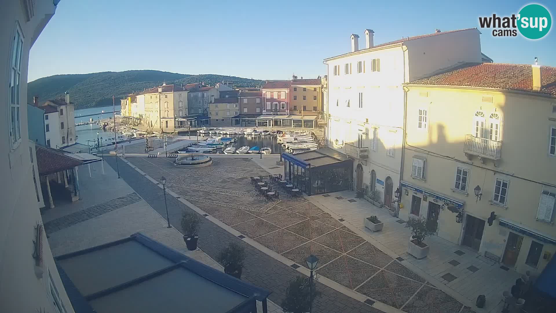 V ŽIVO spletna kamera Cres mesto – glavni trg in “mandrač” – otok Cres – Hrvaška