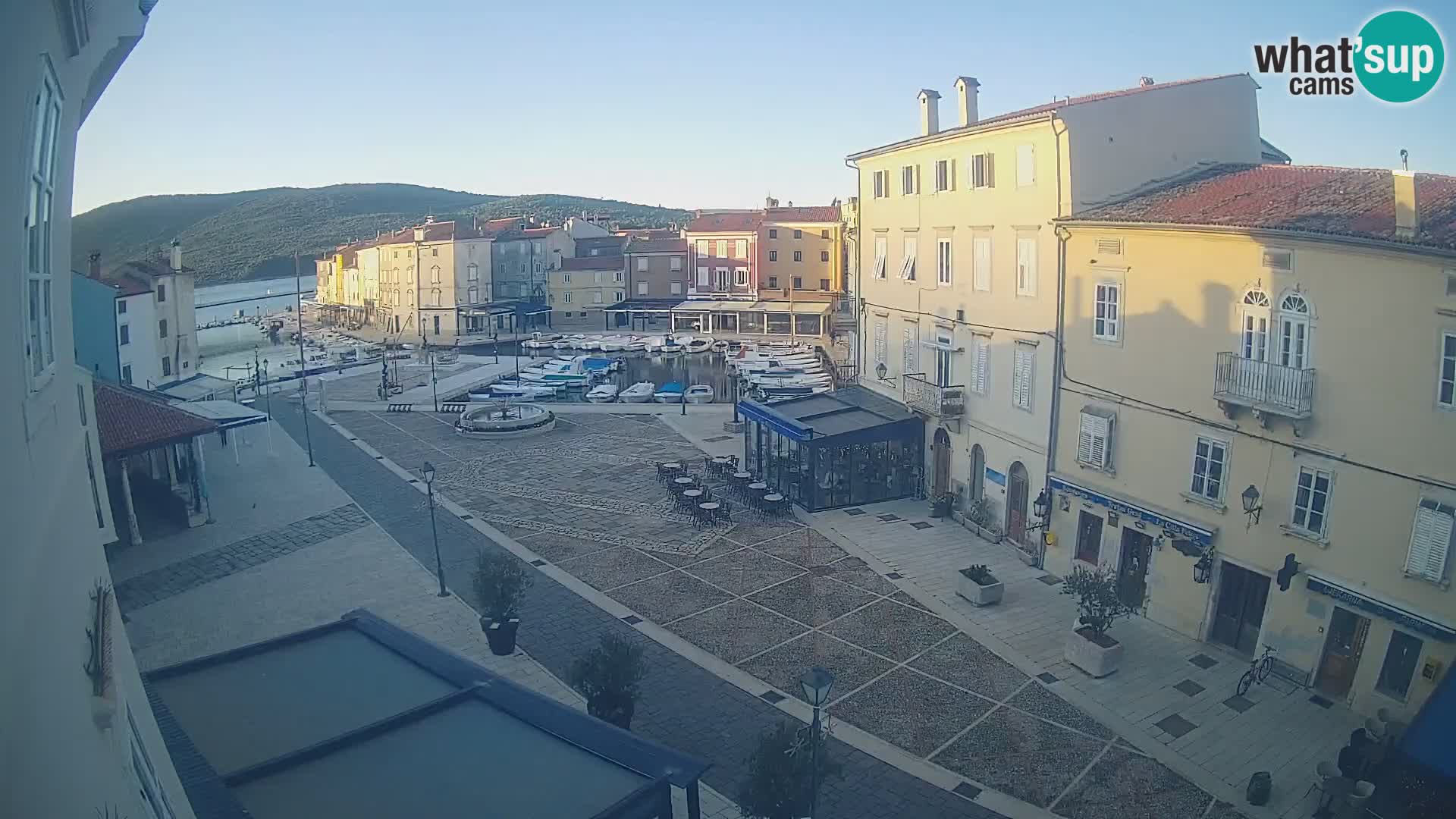 V ŽIVO spletna kamera Cres mesto – glavni trg in “mandrač” – otok Cres – Hrvaška