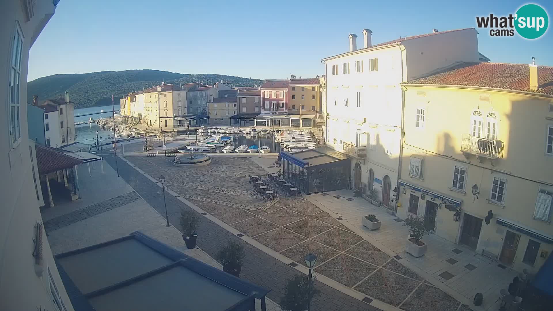 Kamera v ŽIVO Cres mesto – glavni trg in “mandrač” – otok Cres – Hrvaška