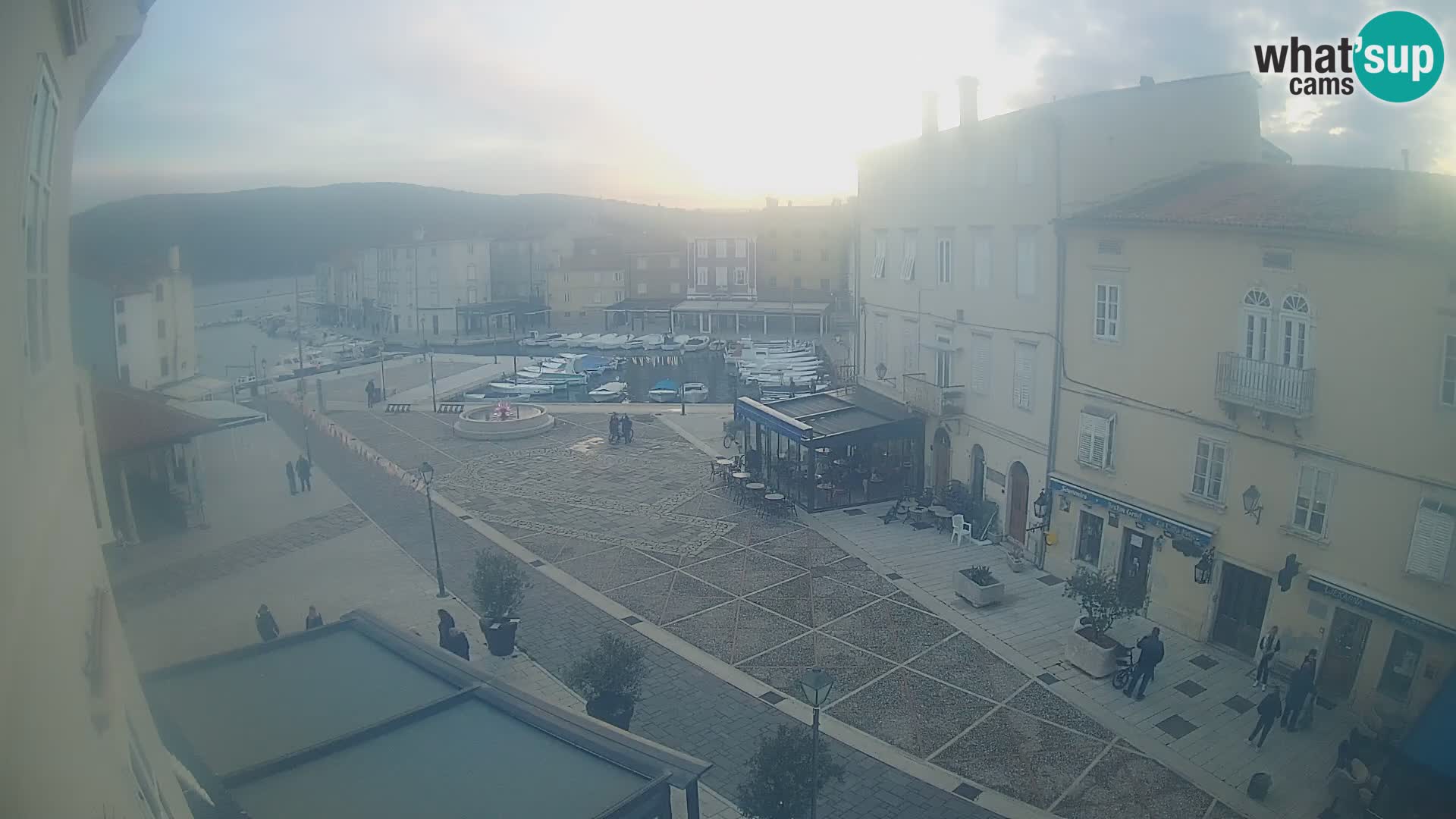 LIVE cam Cres Stadt – Hauptplatz und “mandrač” – Cres Insel – Kroatien