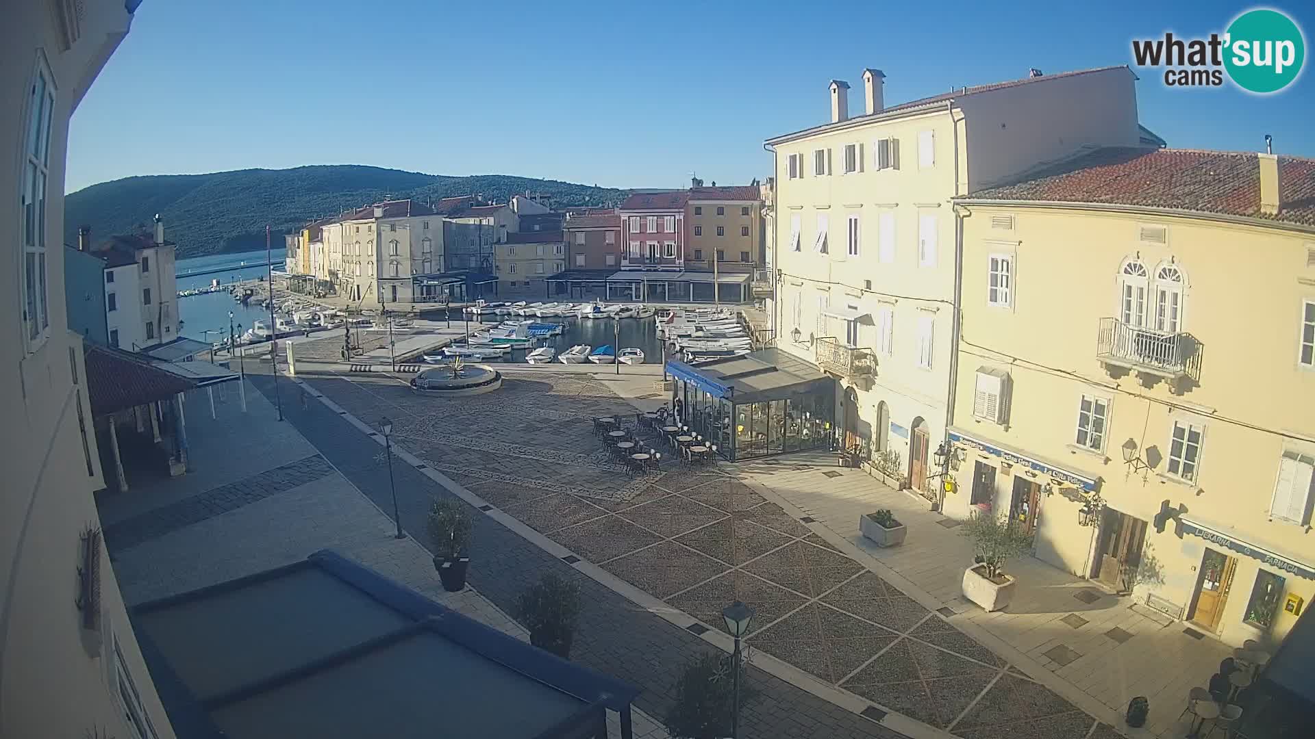 LIVE cam Cres city – place principale et “mandrač” – île de Cres – Croatie