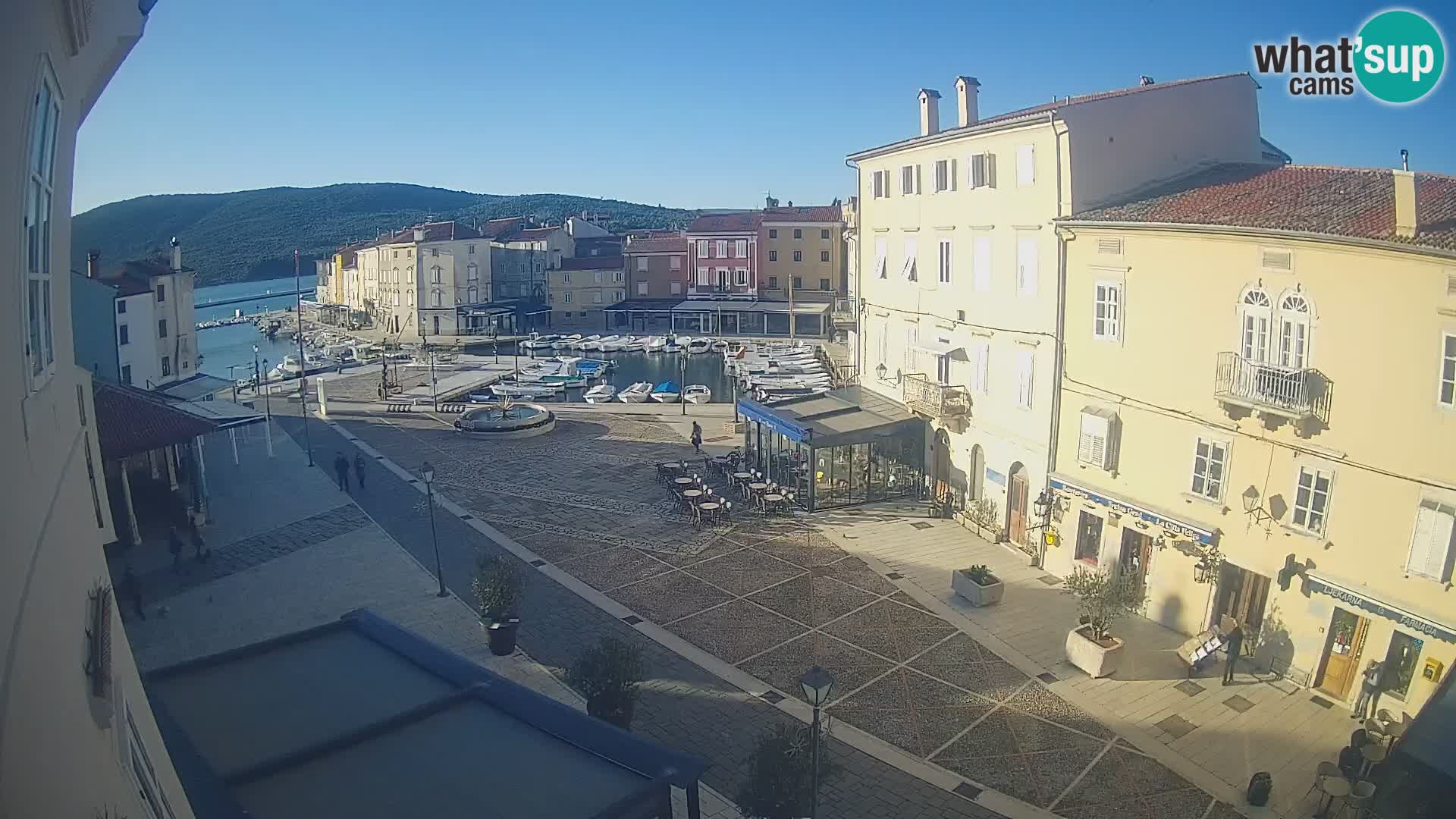 Kamera v ŽIVO Cres mesto – glavni trg in “mandrač” – otok Cres – Hrvaška