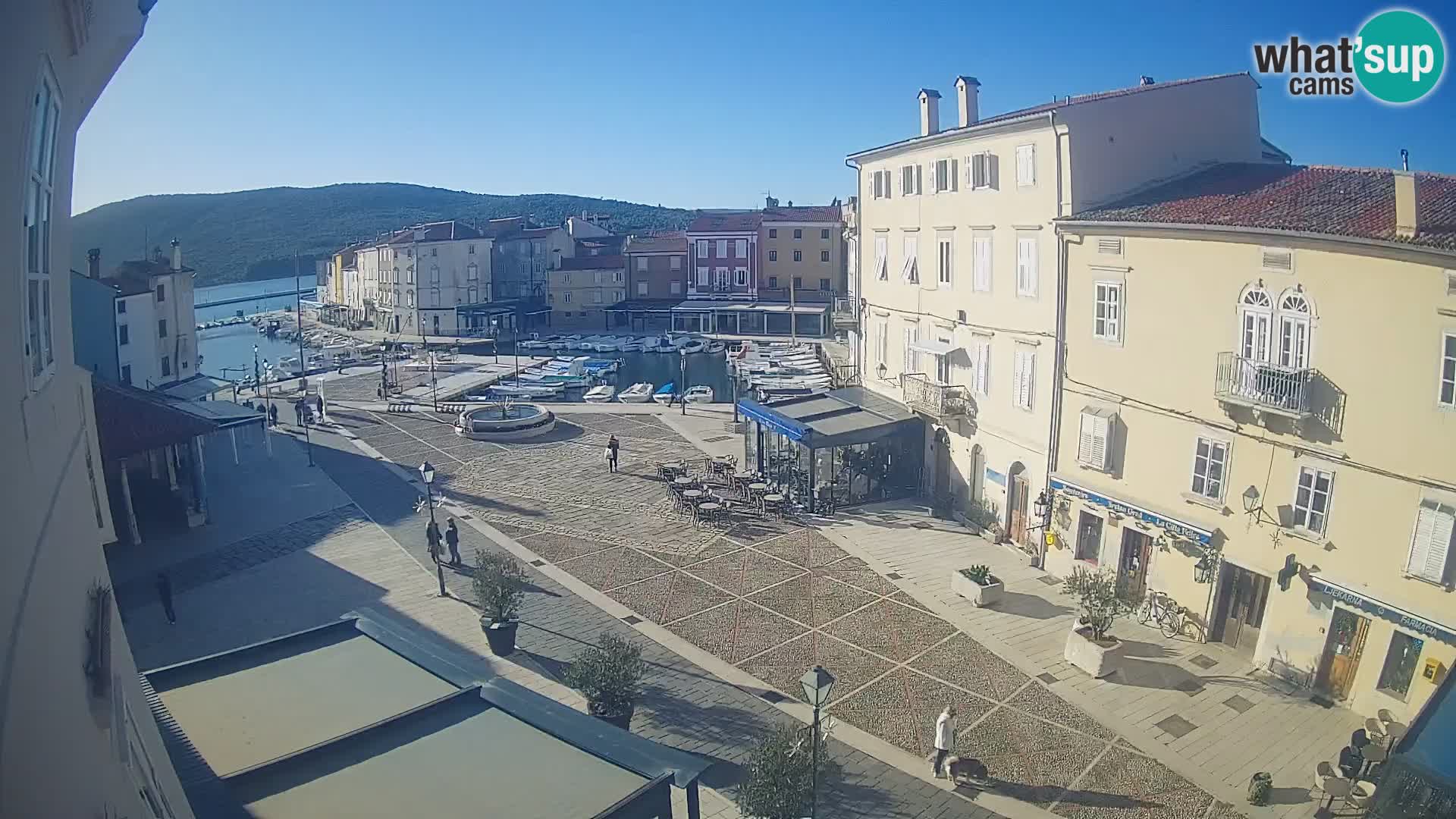 V ŽIVO spletna kamera Cres mesto – glavni trg in “mandrač” – otok Cres – Hrvaška