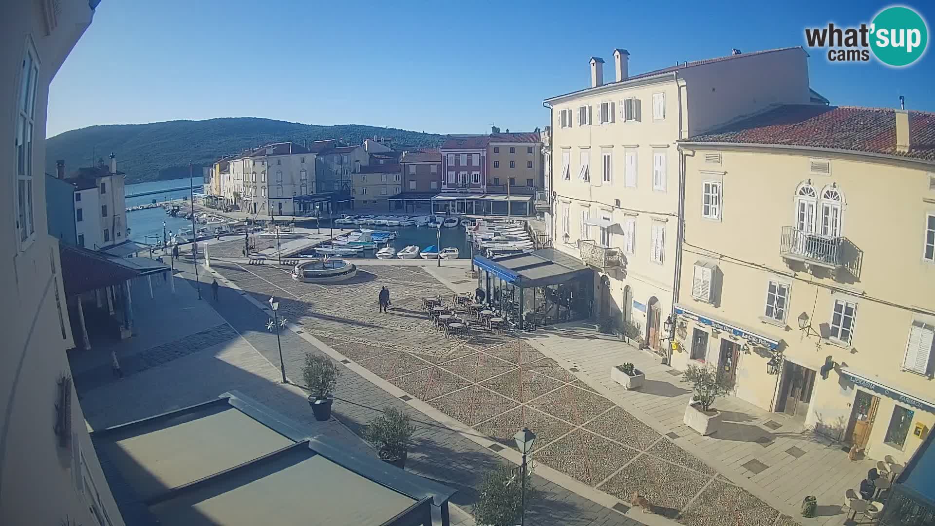 Kamera v ŽIVO Cres mesto – glavni trg in “mandrač” – otok Cres – Hrvaška