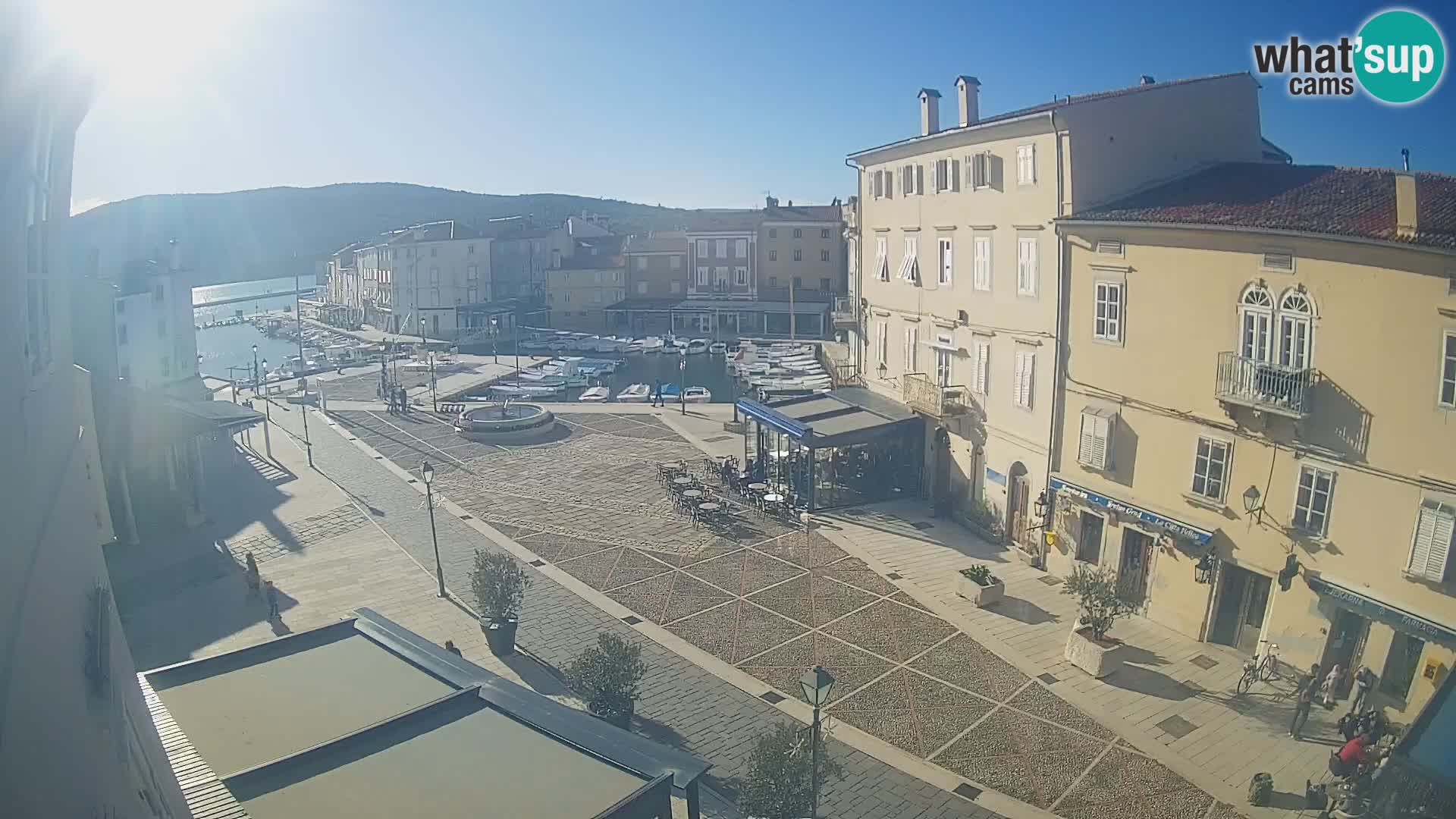 V ŽIVO spletna kamera Cres mesto – glavni trg in “mandrač” – otok Cres – Hrvaška