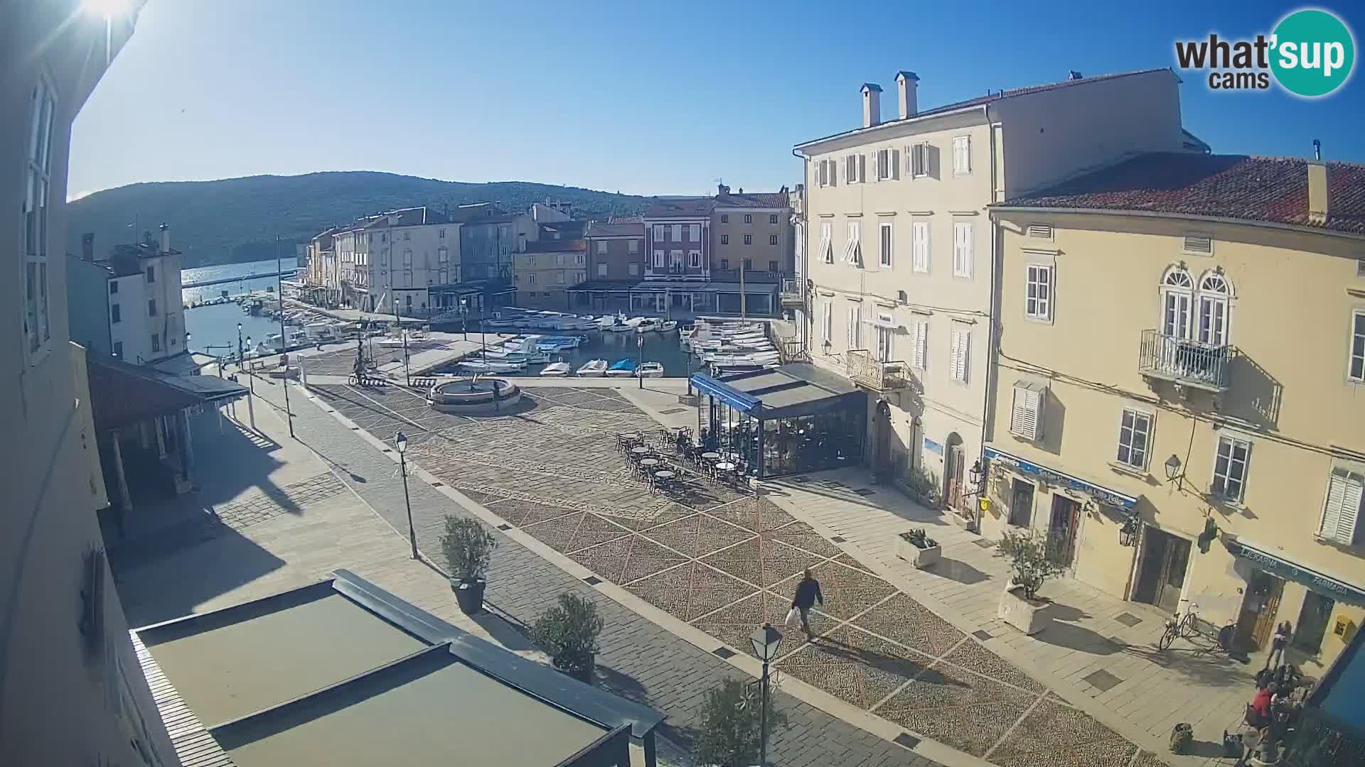 Kamera v ŽIVO Cres mesto – glavni trg in “mandrač” – otok Cres – Hrvaška