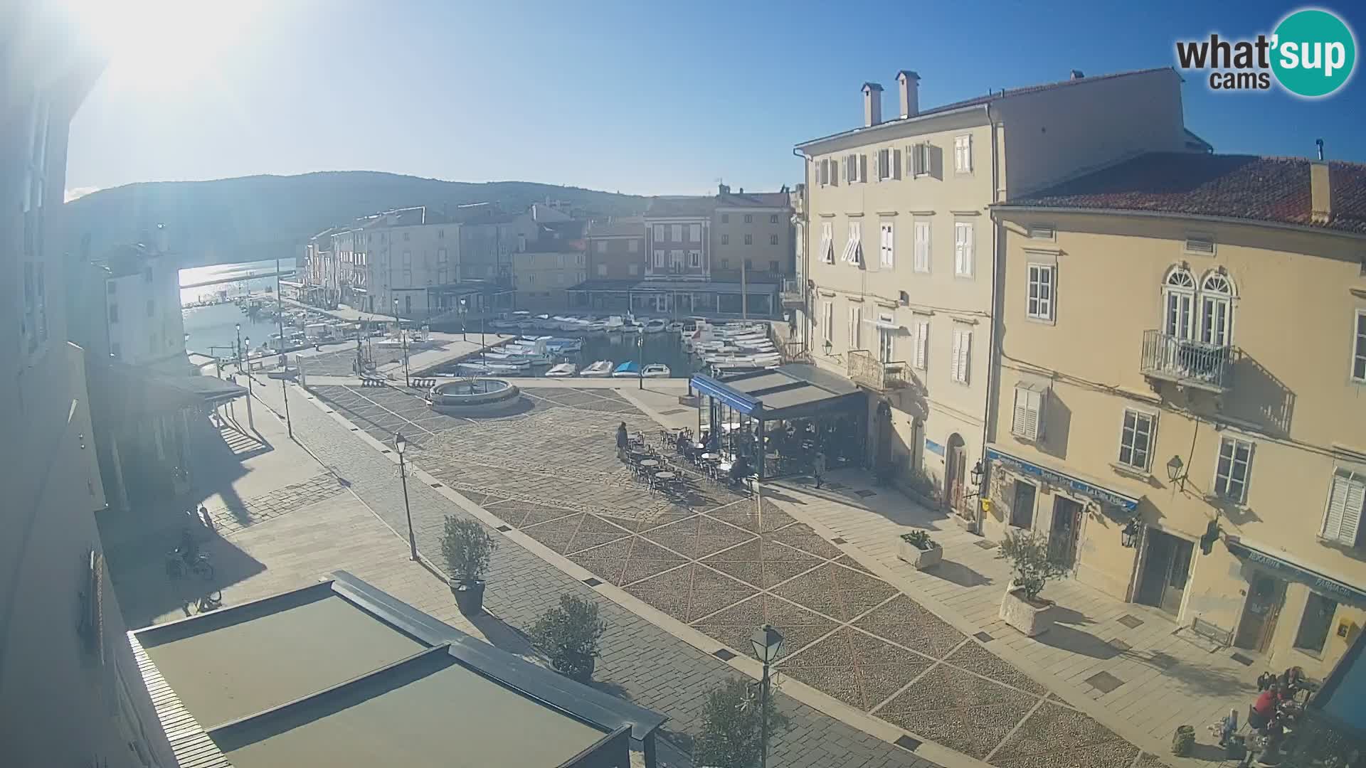 LIVE cam Cres city – place principale et “mandrač” – île de Cres – Croatie