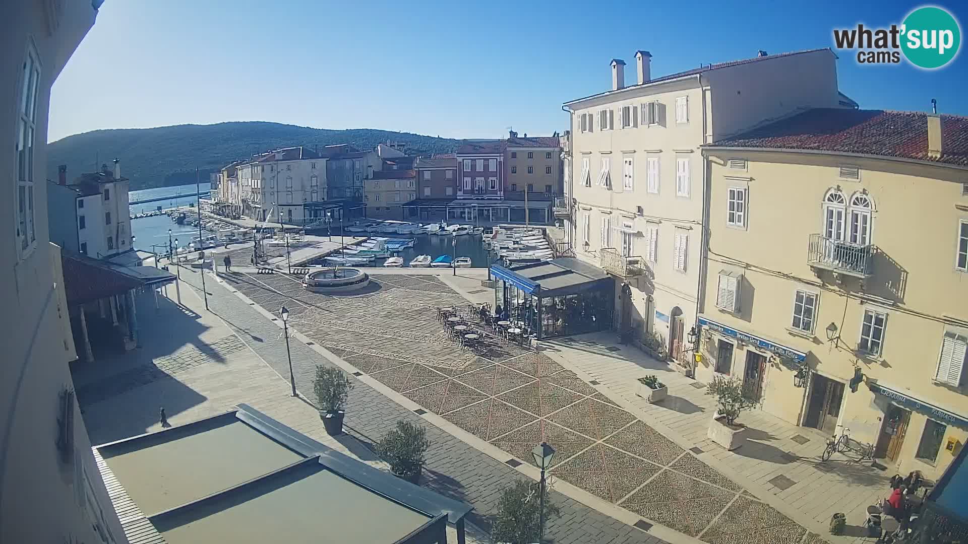 V ŽIVO spletna kamera Cres mesto – glavni trg in “mandrač” – otok Cres – Hrvaška