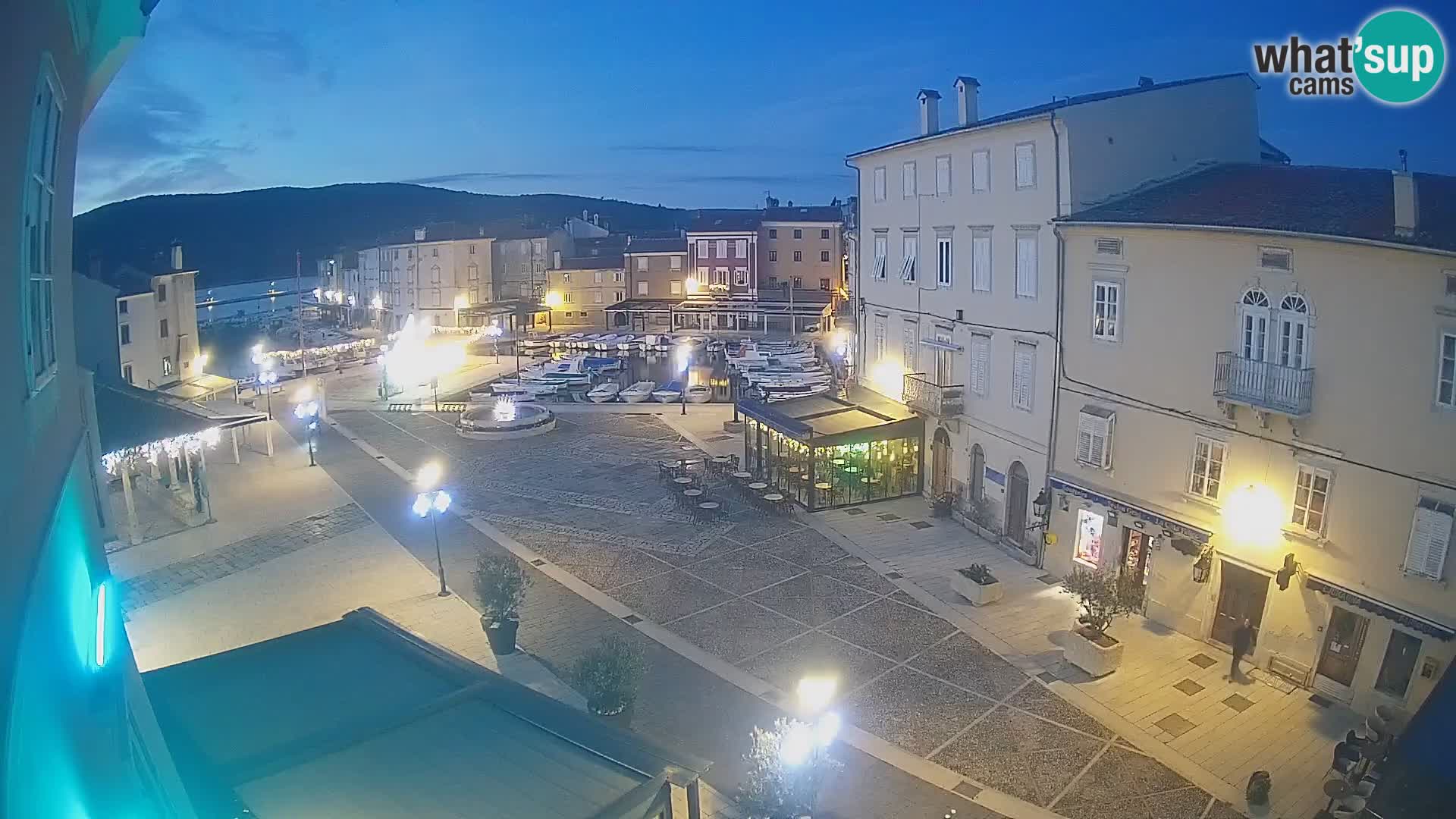 Kamera v ŽIVO Cres mesto – glavni trg in “mandrač” – otok Cres – Hrvaška