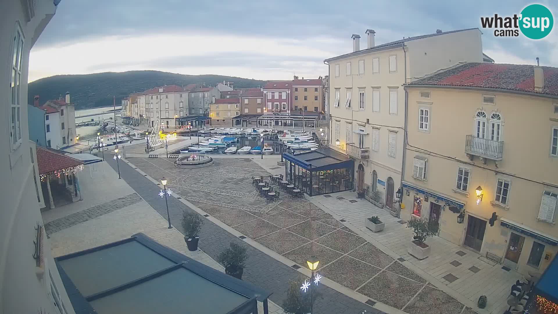 Cámara en vivo ciudad de Cres – plaza principal y “mandrač” – isla de Cres – Croacia