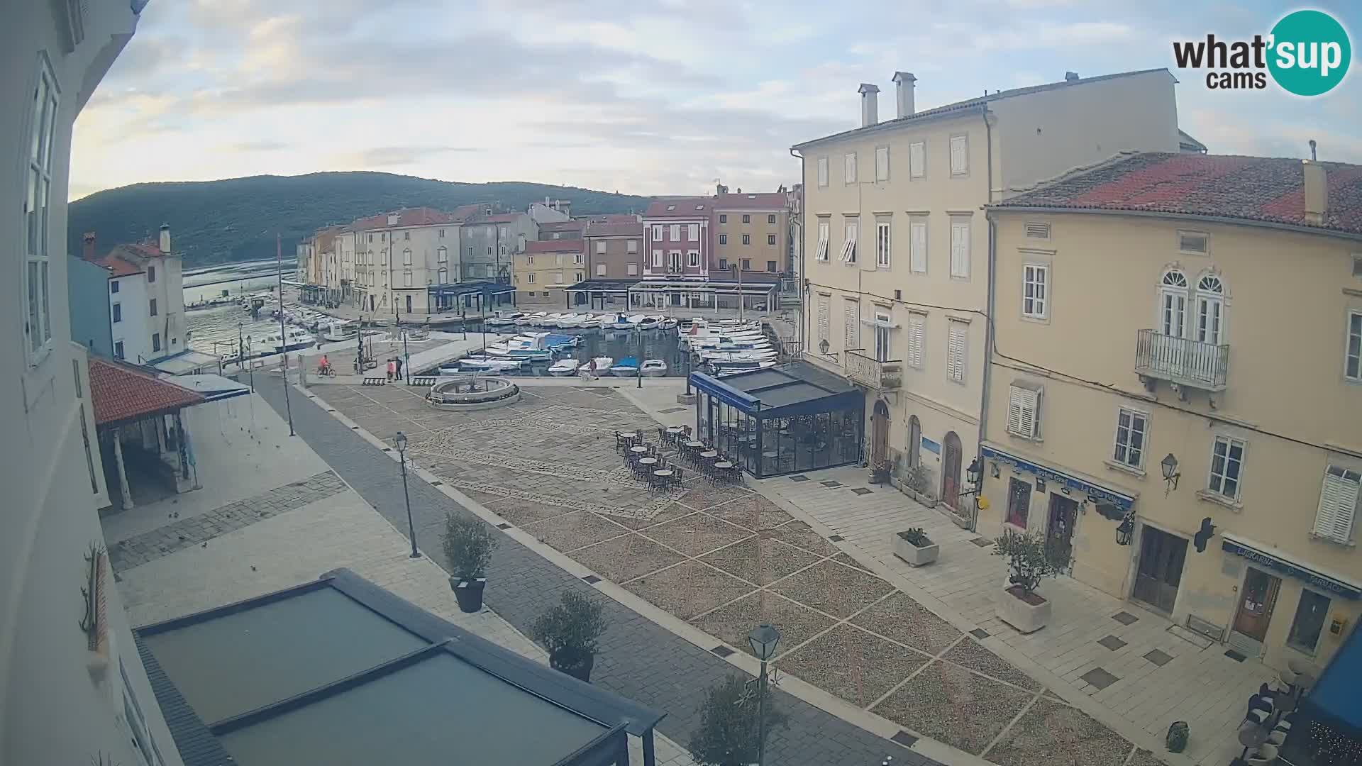 Cámara en vivo ciudad de Cres – plaza principal y “mandrač” – isla de Cres – Croacia