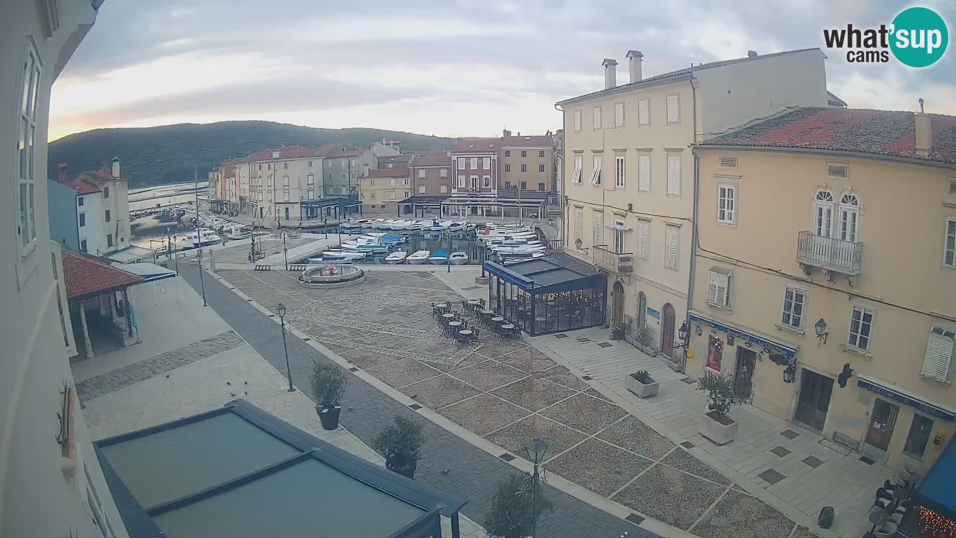 LIVE cam Cres Stadt – Hauptplatz und “mandrač” – Cres Insel – Kroatien