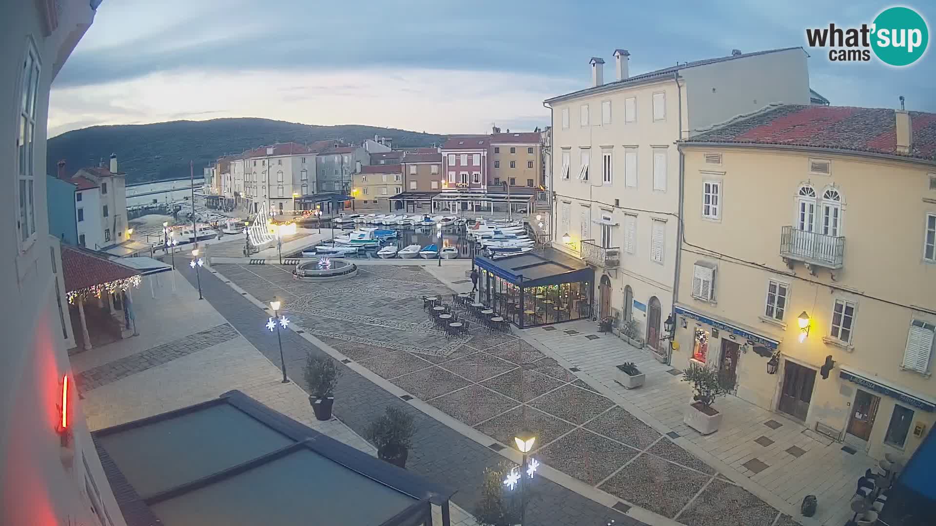 V ŽIVO spletna kamera Cres mesto – glavni trg in “mandrač” – otok Cres – Hrvaška