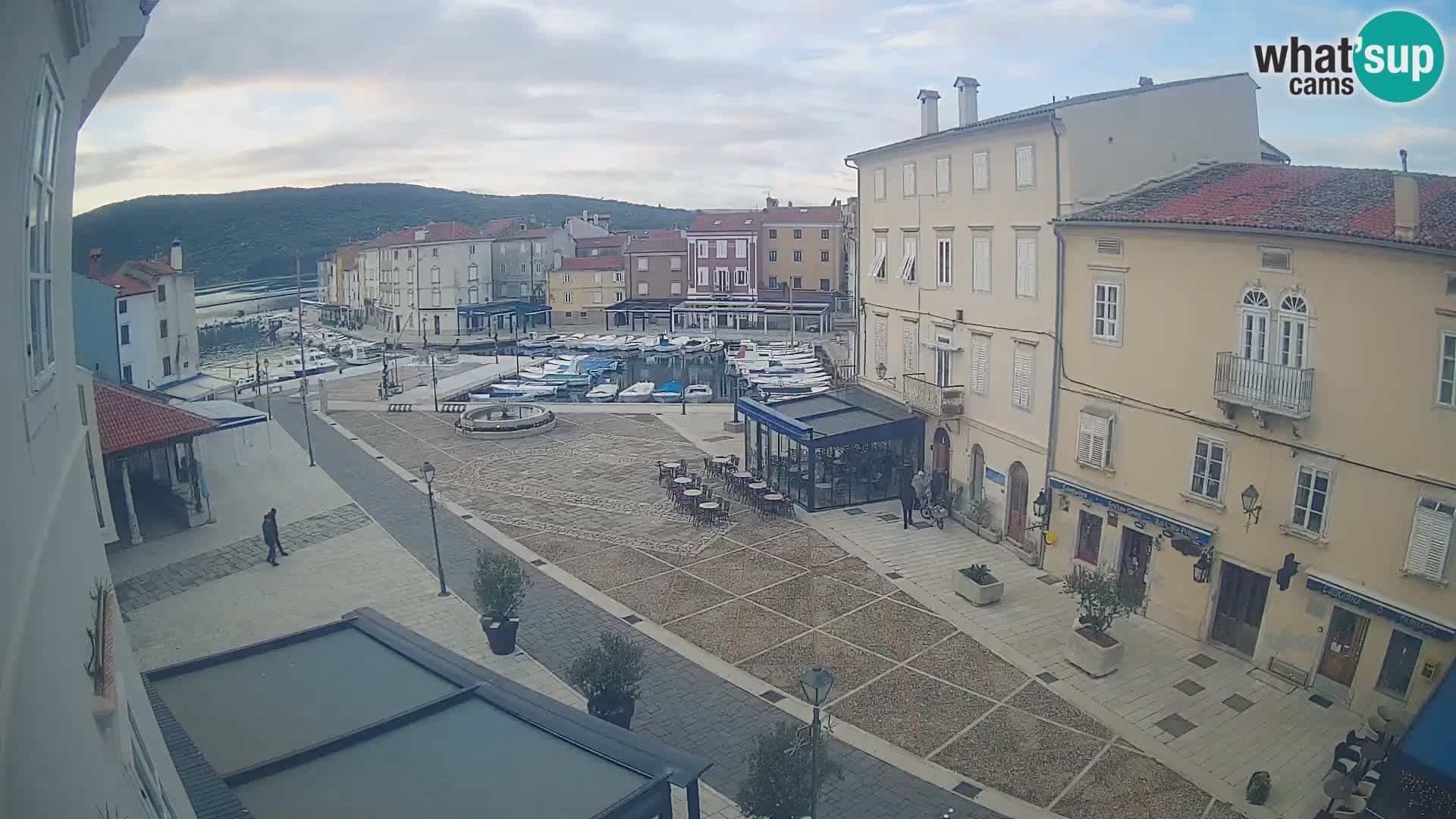 Cámara en vivo ciudad de Cres – plaza principal y “mandrač” – isla de Cres – Croacia