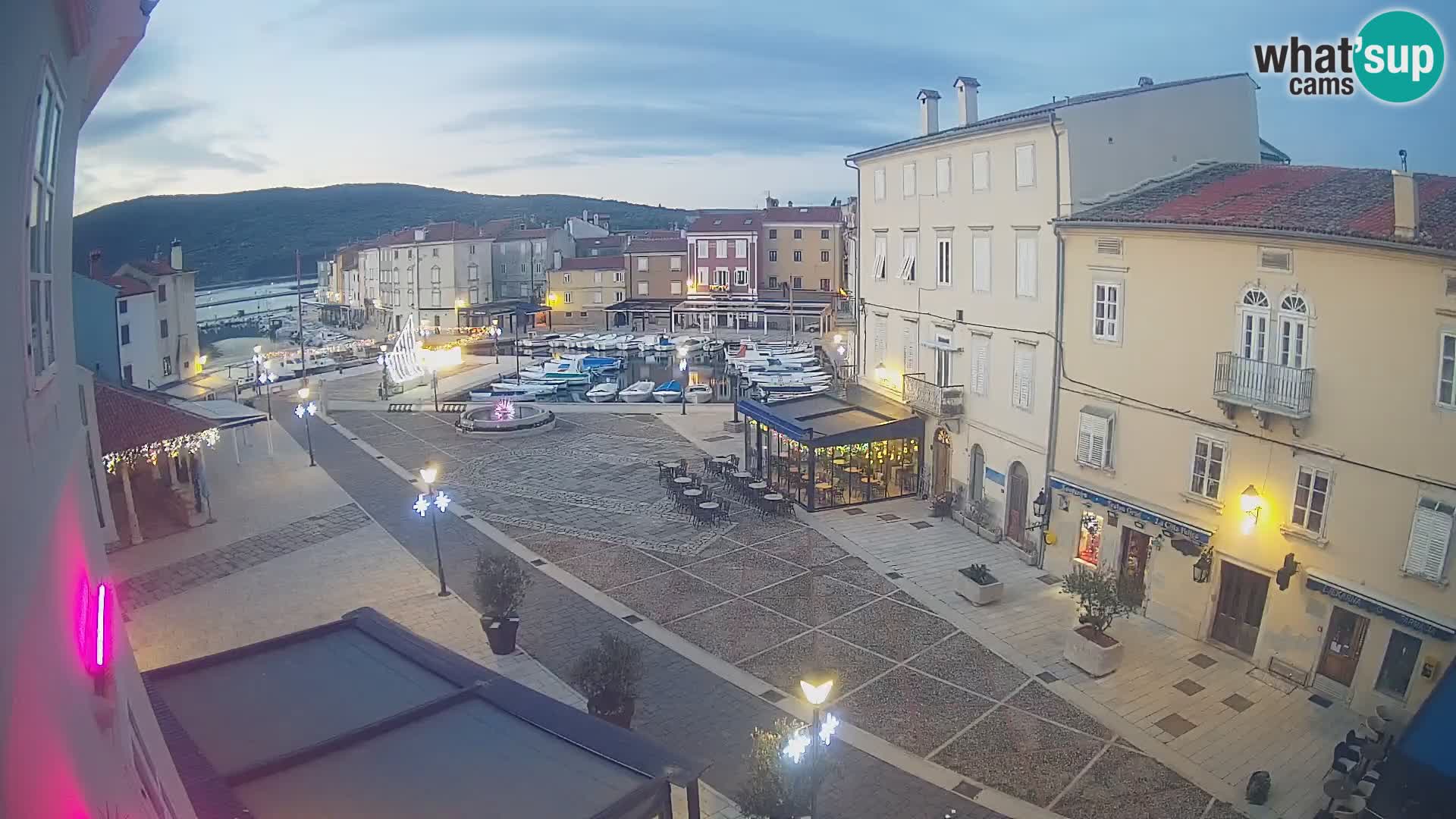 LIVE cam Cres city – place principale et “mandrač” – île de Cres – Croatie